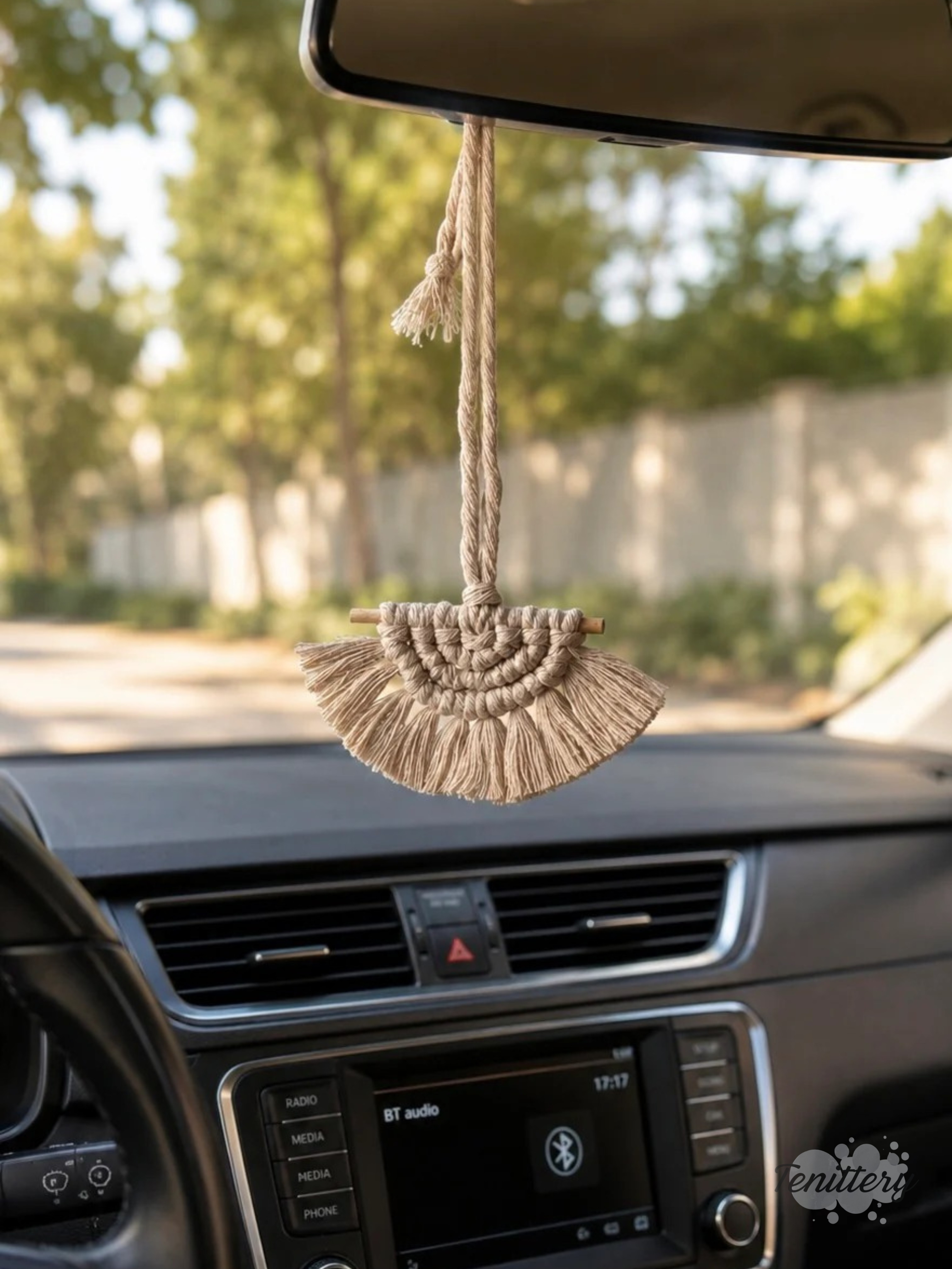 Macramé aromadifuzér Boho v krémové barvě v autě.