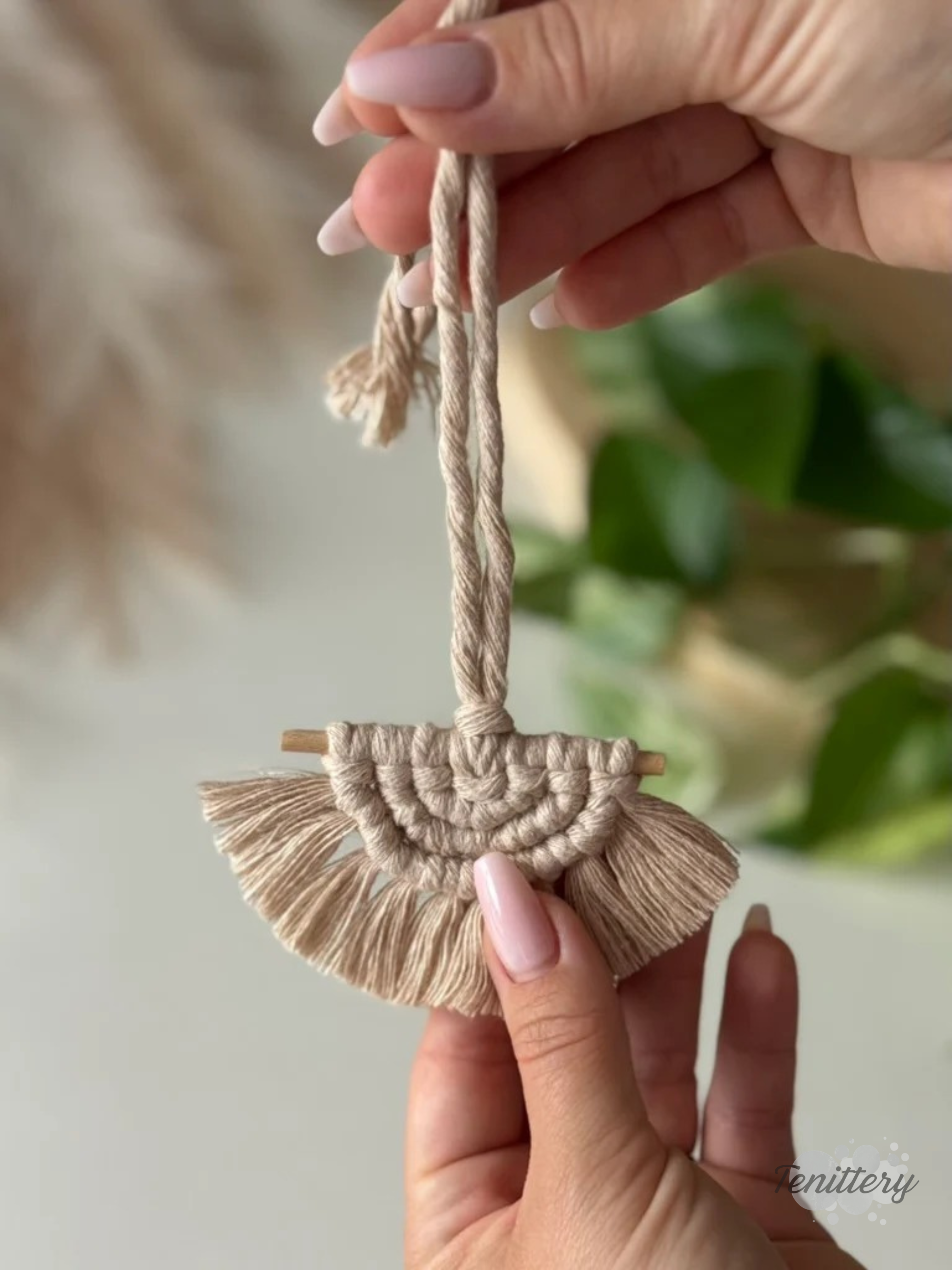 Macramé aromadifuzér Boho v krémové barvě v ruce.