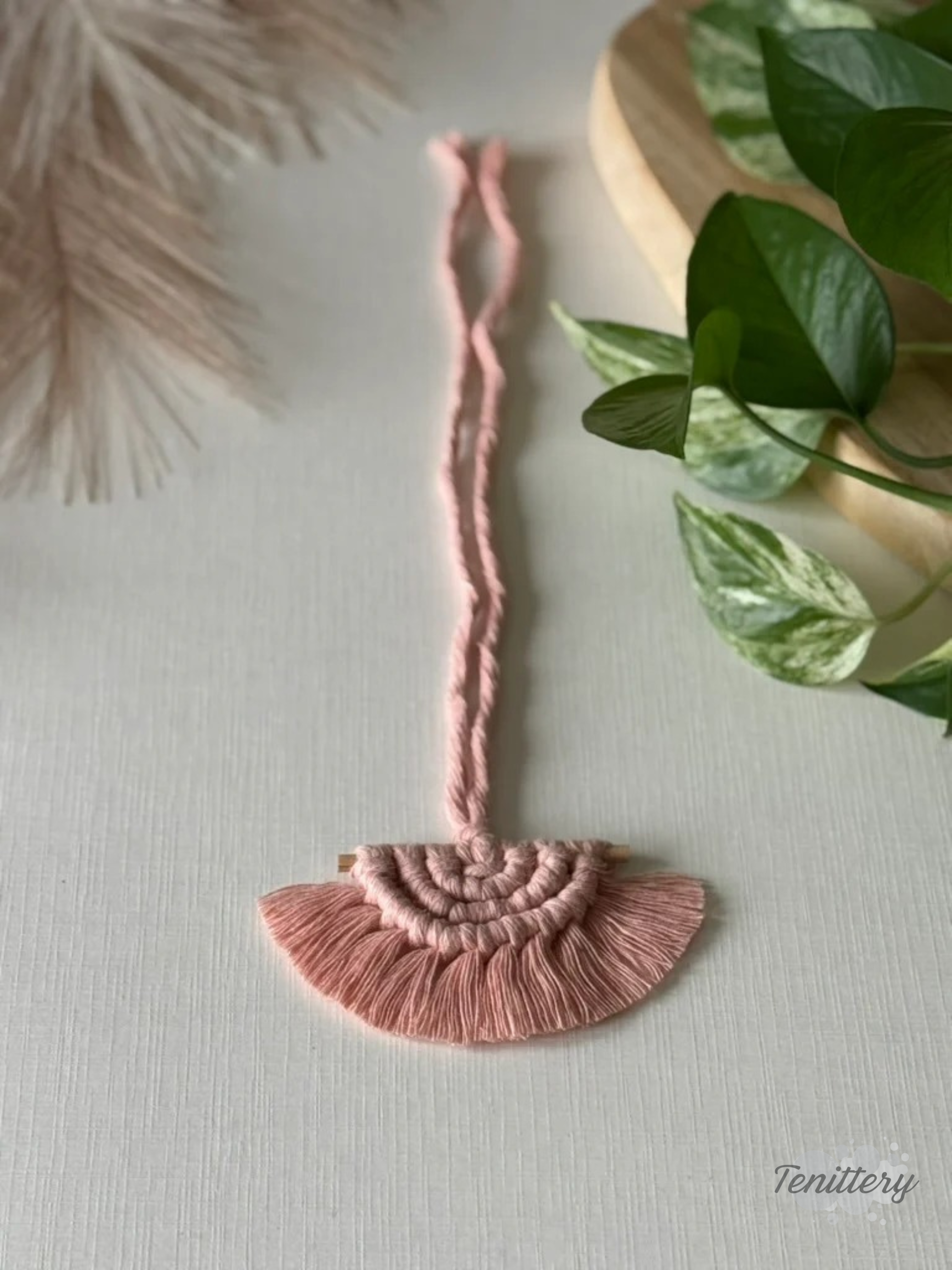 Macramé aromadifuzér Boho v meruňkové barvě.
