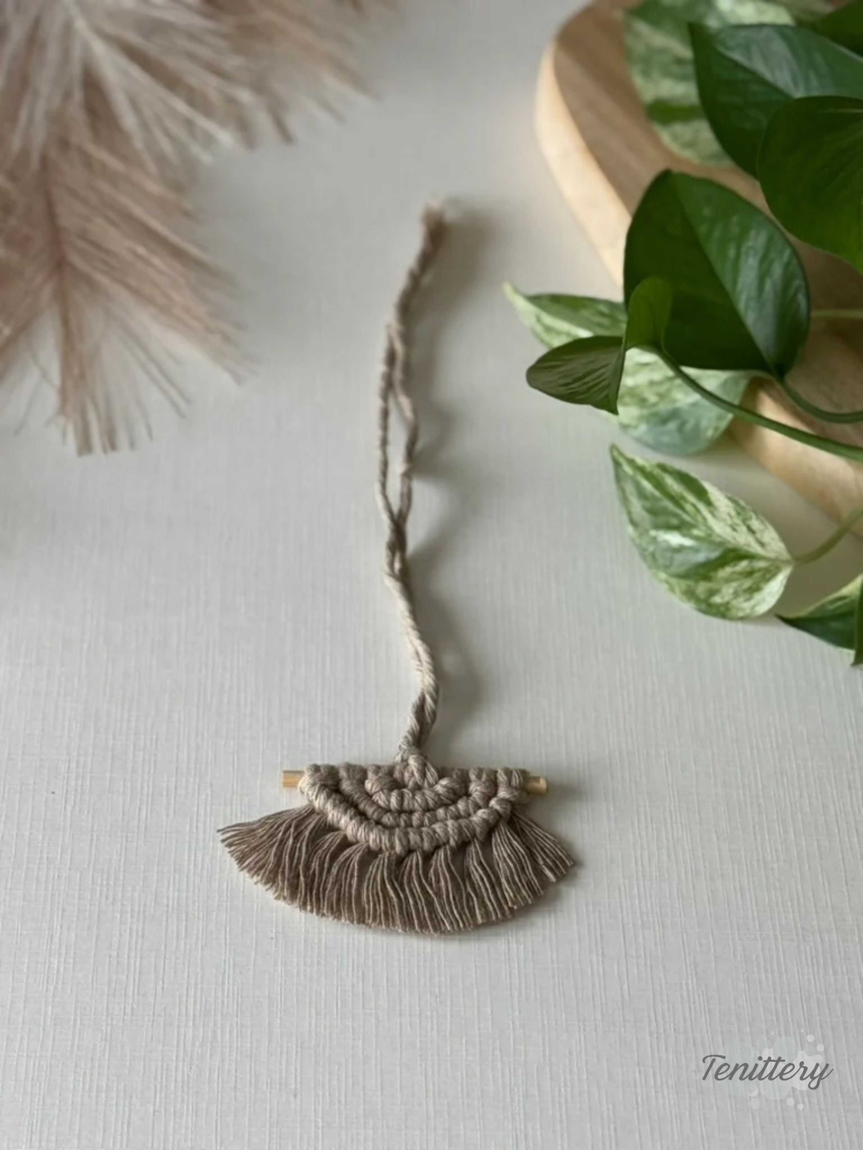 Macramé aromadifuzér Boho v šedohnědé barvě.