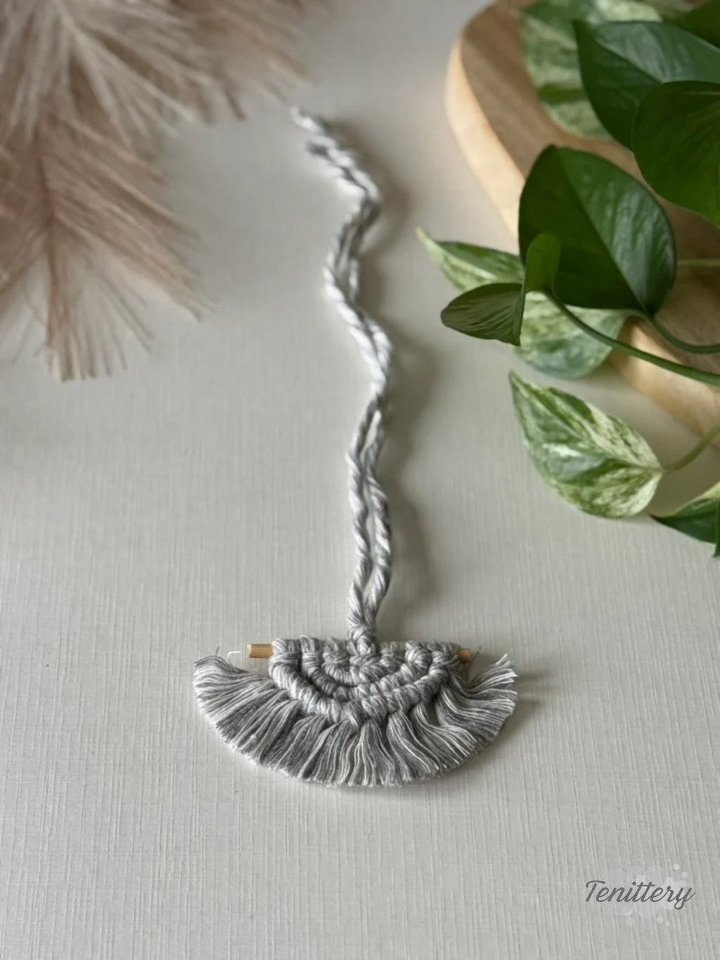 Macramé aromadifuzér Boho v žíhané šedobílé barvě.