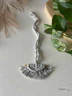 Macramé aromadifuzér Boho v žíhané šedobílé barvě.