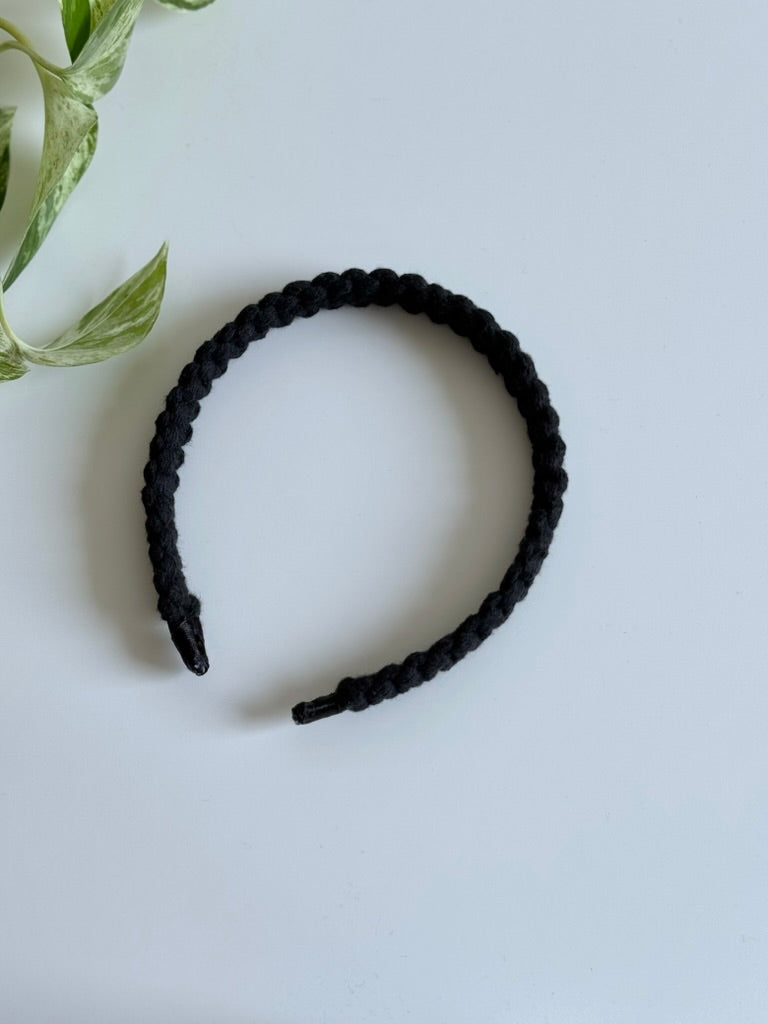 Macramé Čelenka do vlasů v černé barvě.