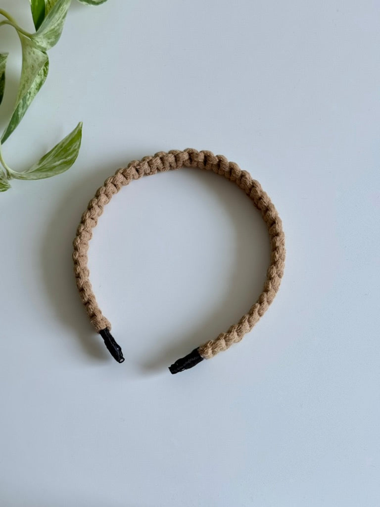 Macramé Čelenka do vlasů v hnědé barvě.