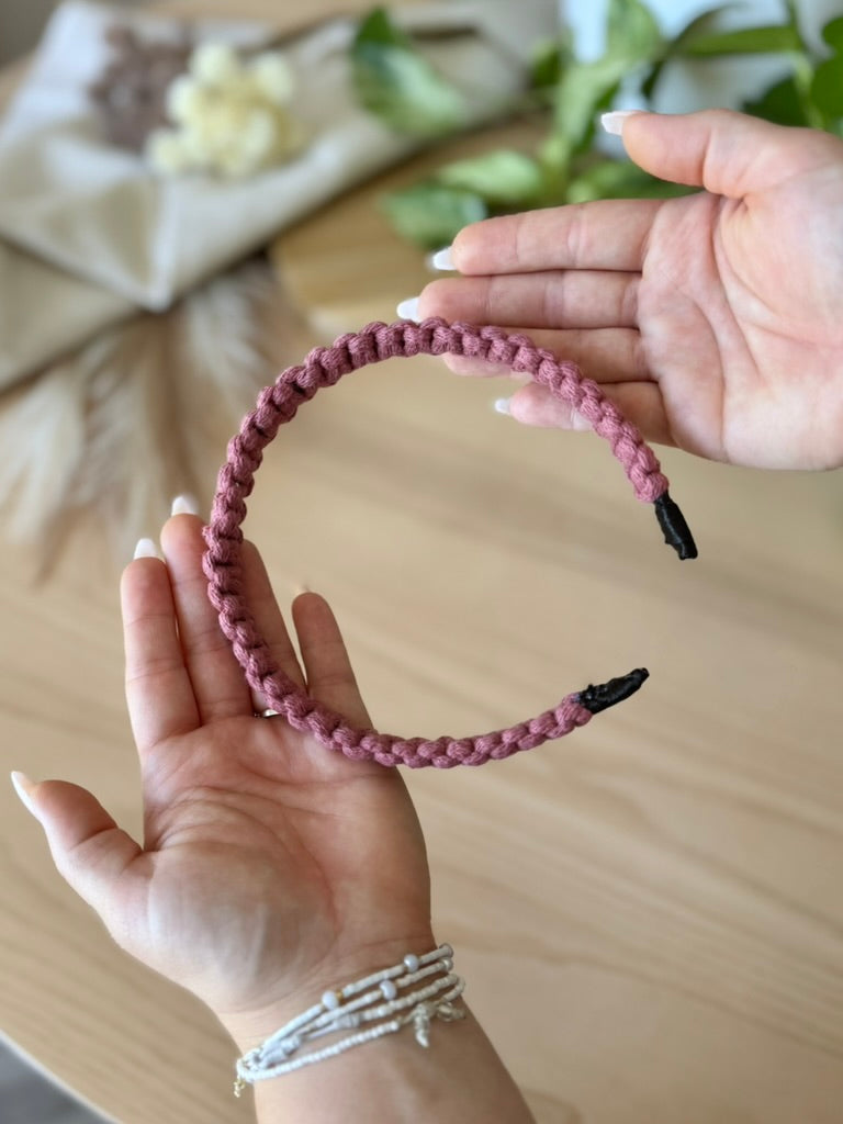 Macramé Čelenka do vlasů ve starorůžové barvě v ruce.