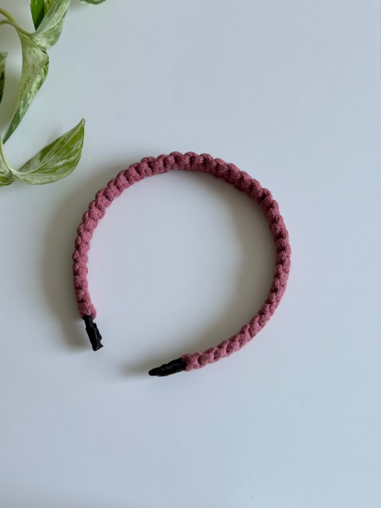 Macramé Čelenka do vlasů ve starorůžové barvě.