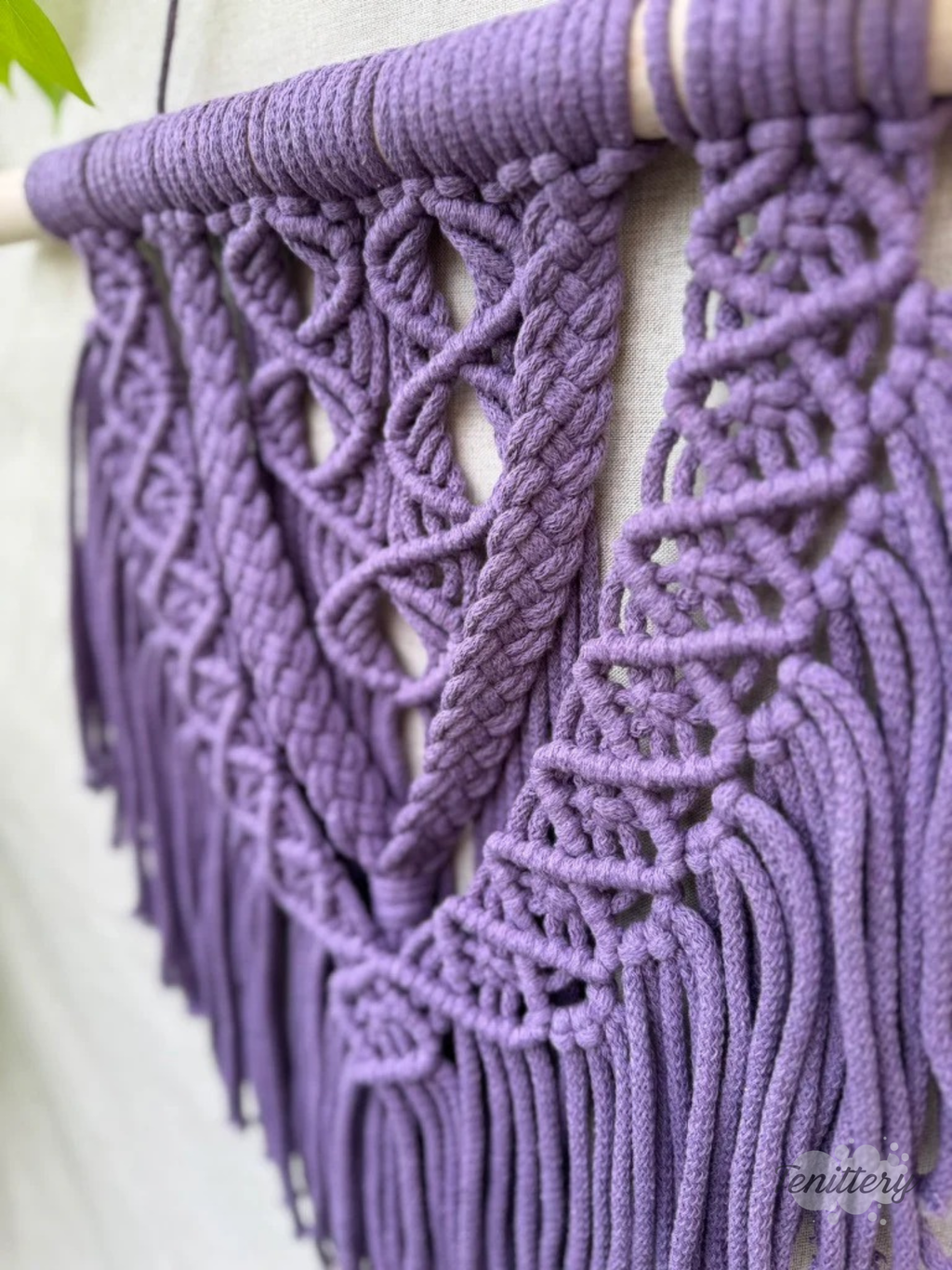 Macramé nástěnná dekorace Elara ve fialové barvě - detail.