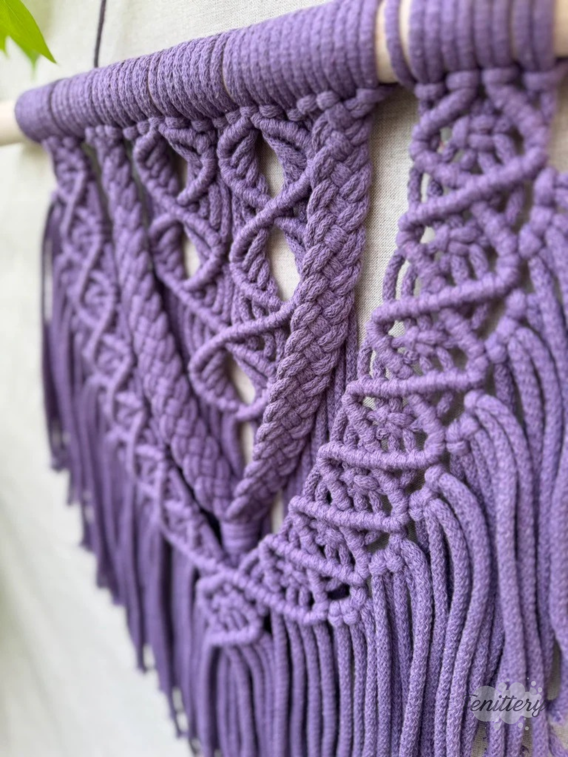 Macramé nástěnná dekorace Elara ve fialové barvě - detail.