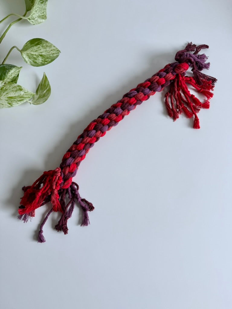 Macramé hračka pro psy - velká v tmavě červené barvě.