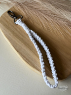 Macramé klíčenka Classic v bílé barvě se stříbrnou nitkou se silnější karabinou.