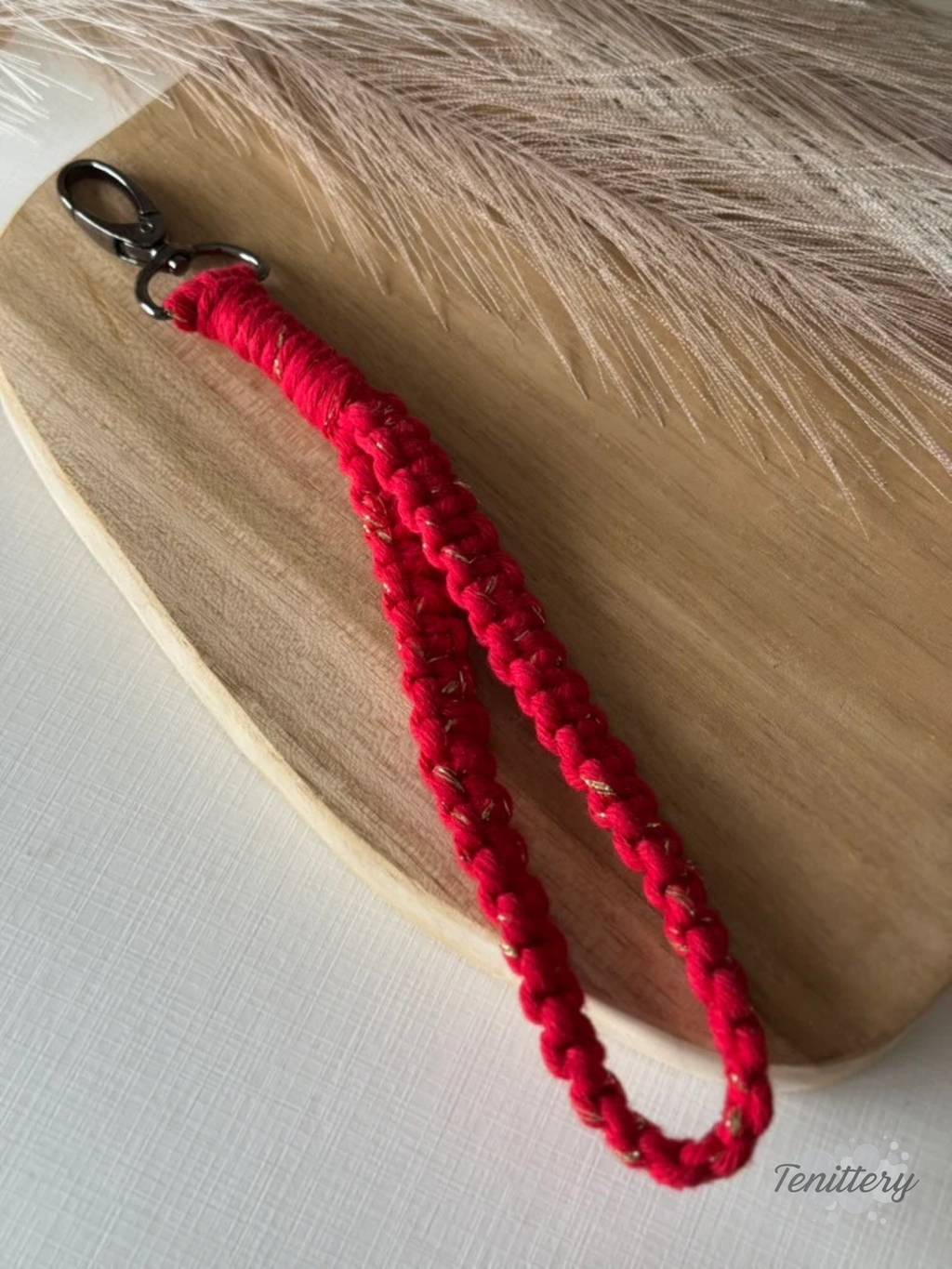 Macramé klíčenka Classic v červené barvě se zlatou nitkou se silnější karabinou.