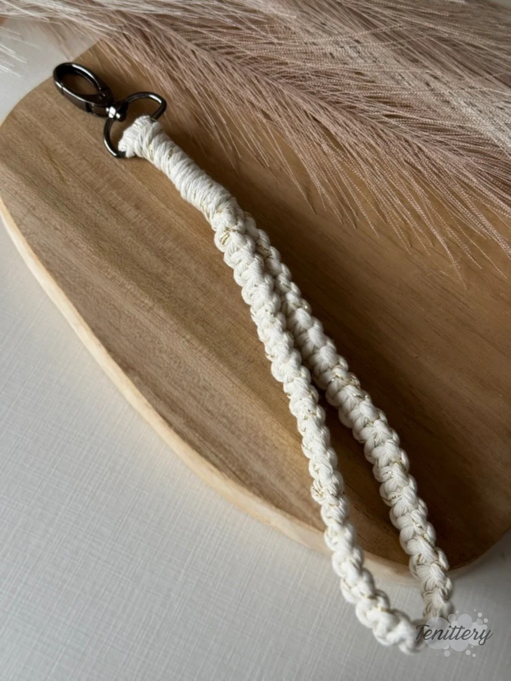 Macramé klíčenka Classic v krémové barvě se zlatou nitkou se silnější karabinou.