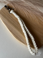 Macramé klíčenka Classic v krémové barvě se zlatou nitkou se silnější karabinou.