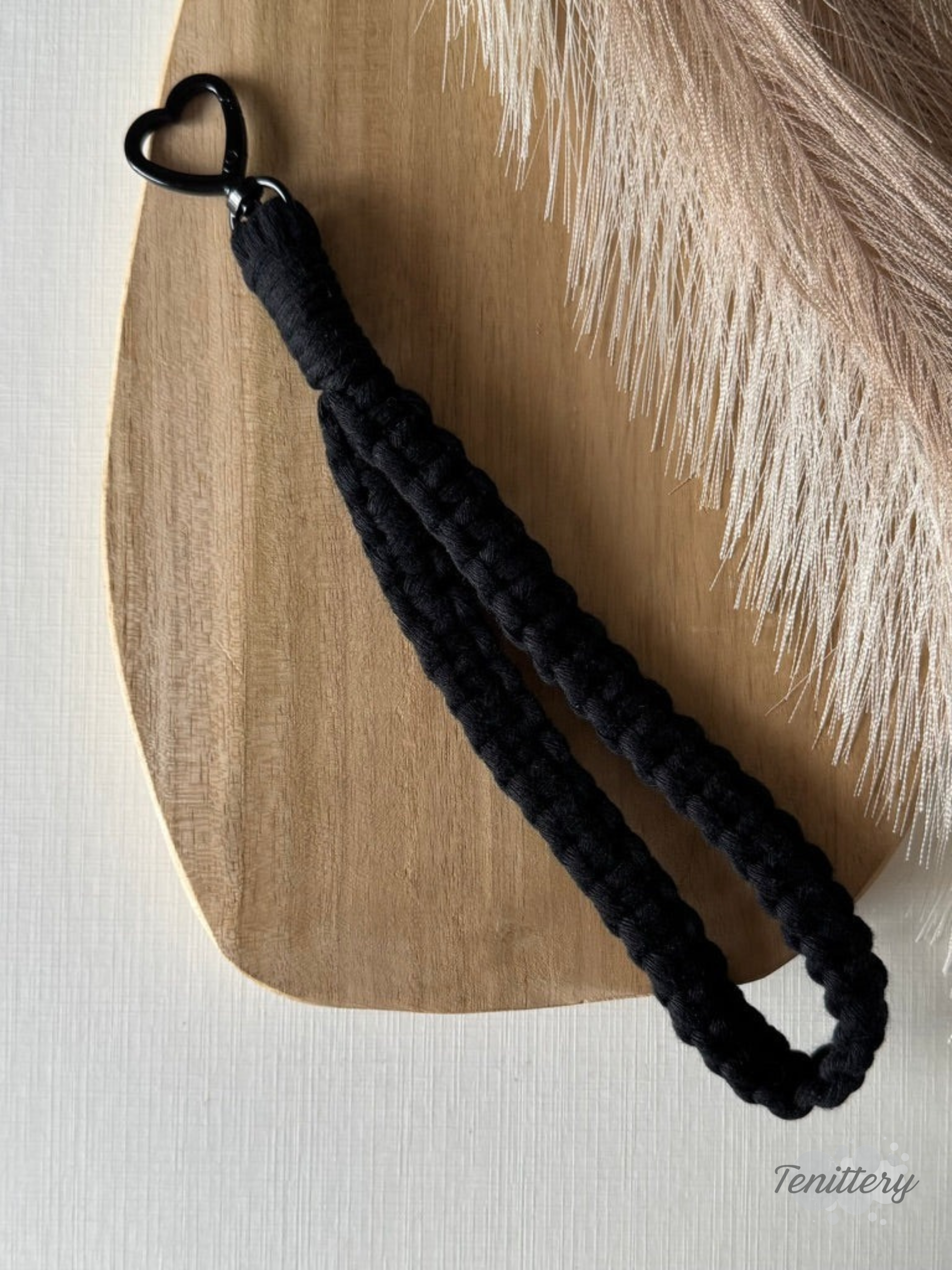 Macramé klíčenka Classic v černé barvě s karabinou ve tvaru srdce v černé barvě.