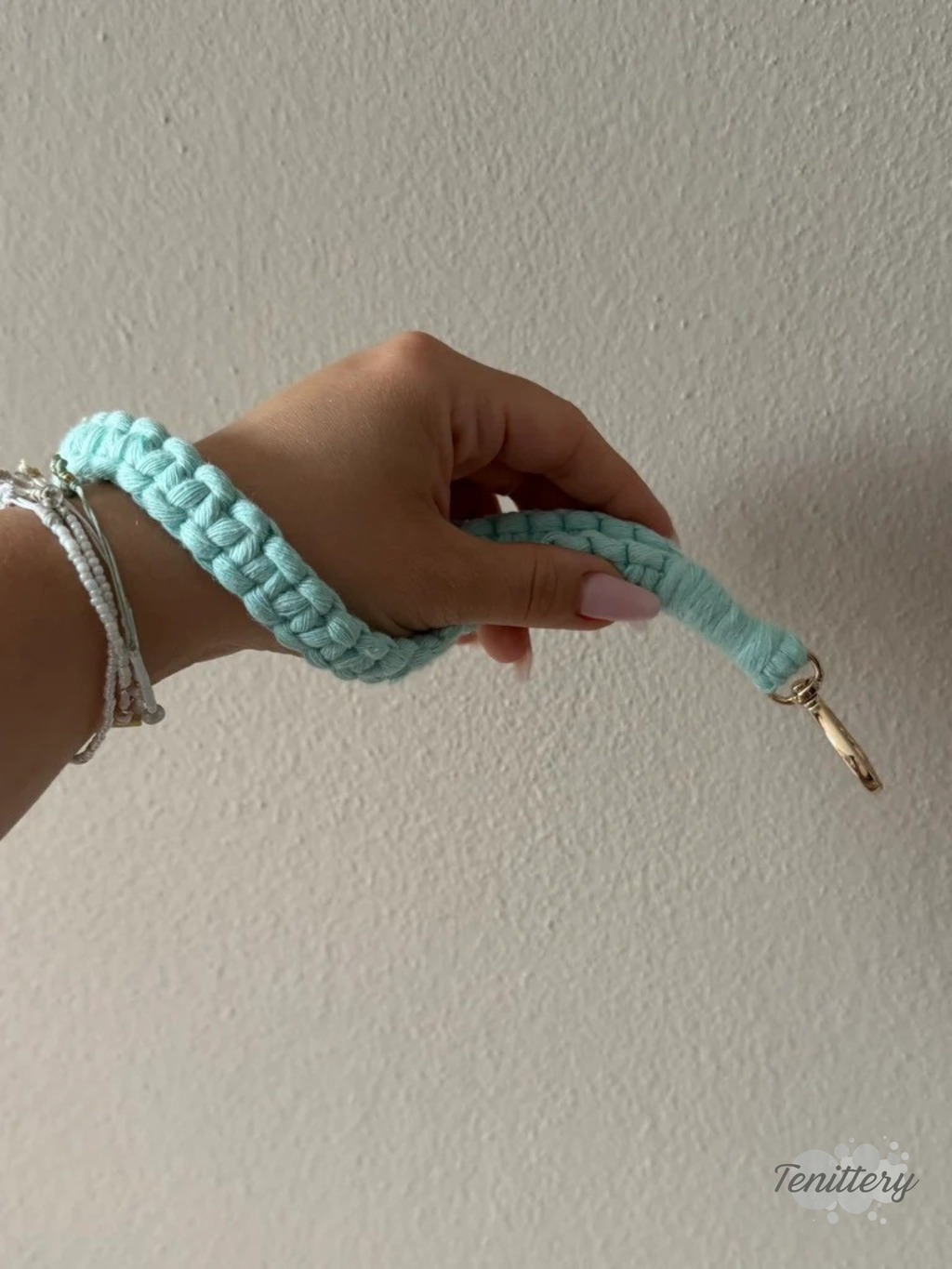 Macramé klíčenka Classic v mentolové barvě s karabinou ve tvaru srdce ve zlaté barvě - na ruce.