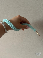 Macramé klíčenka Classic v mentolové barvě s karabinou ve tvaru srdce ve zlaté barvě - na ruce.