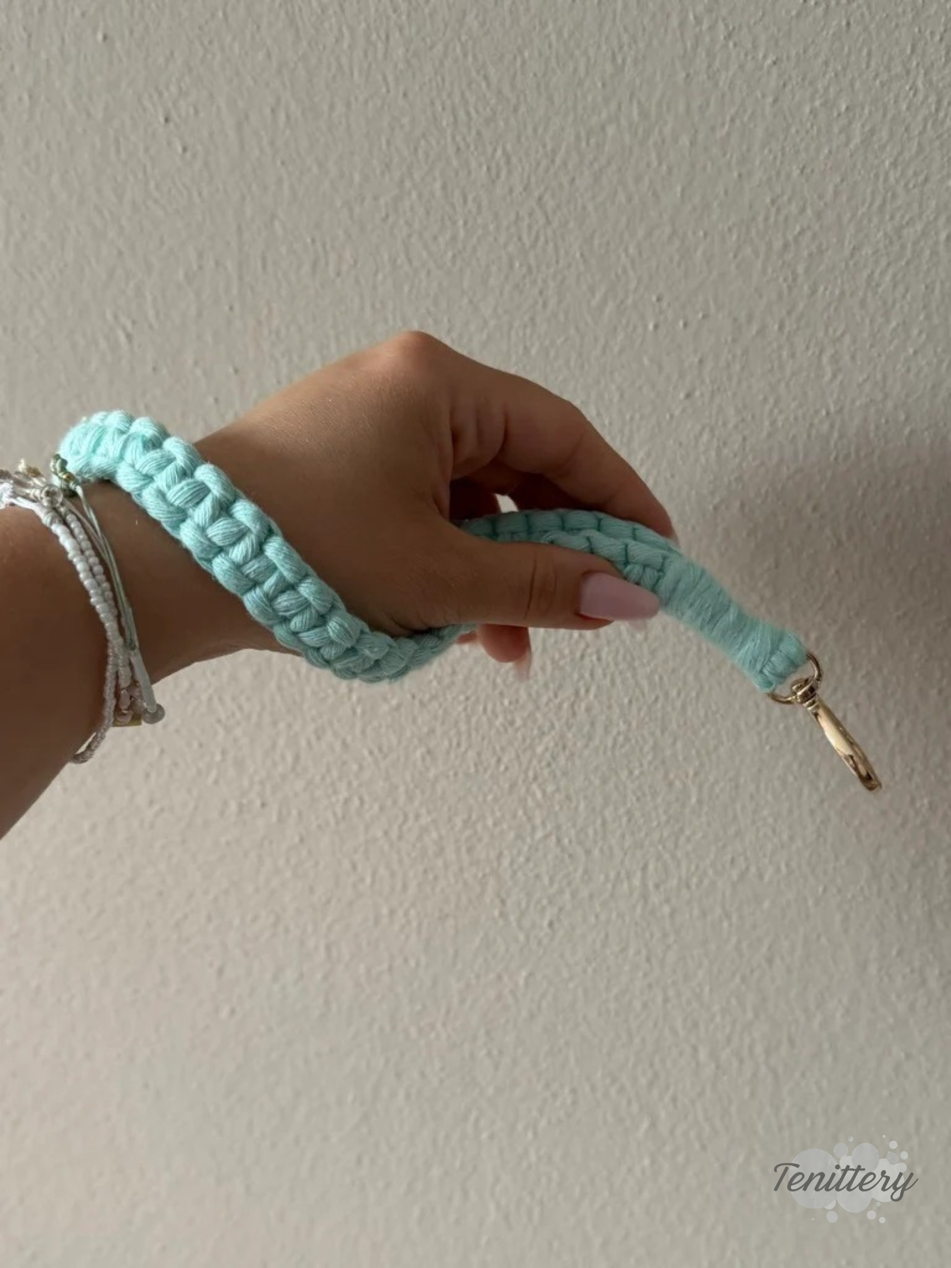 Macramé klíčenka Classic v mentolové barvě s karabinou ve tvaru srdce ve zlaté barvě - na ruce.