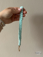 Macramé klíčenka Classic v mentolové barvě s karabinou ve tvaru srdce ve zlaté barvě - pověšená na ruce.