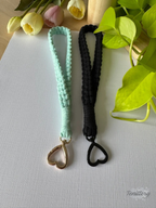 Macramé klíčenka Classic v mentolové barvě s karabinou ve tvaru srdce v různých barvách.