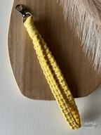 Macramé klíčenka Classic ve světle žluté barvě.