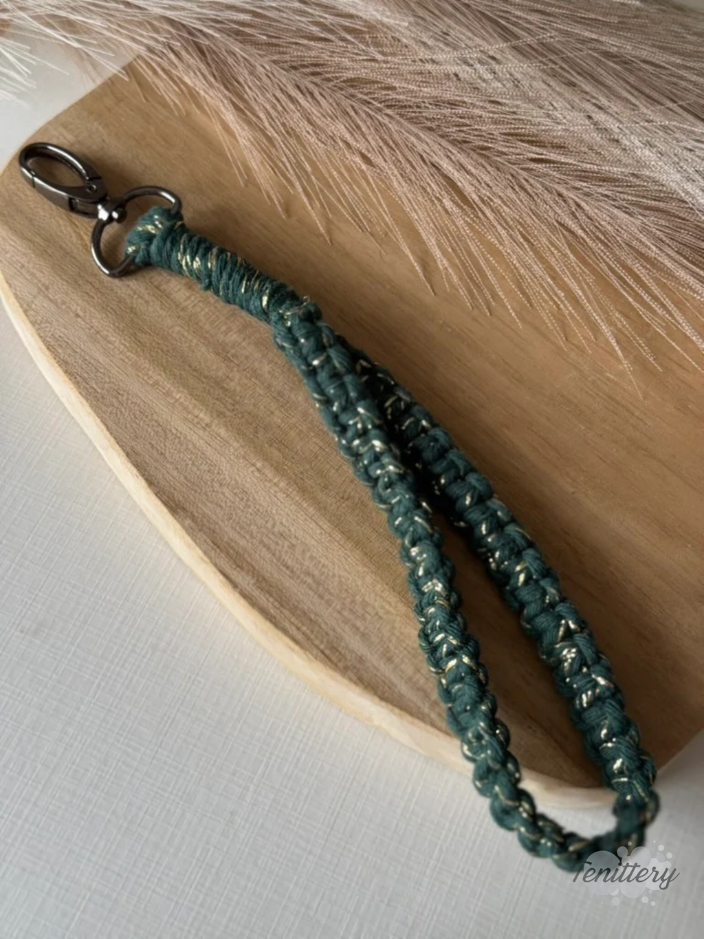 Macramé klíčenka Classic v tmavě zelené barvě se zlatou nitkou se silnější karabinou.