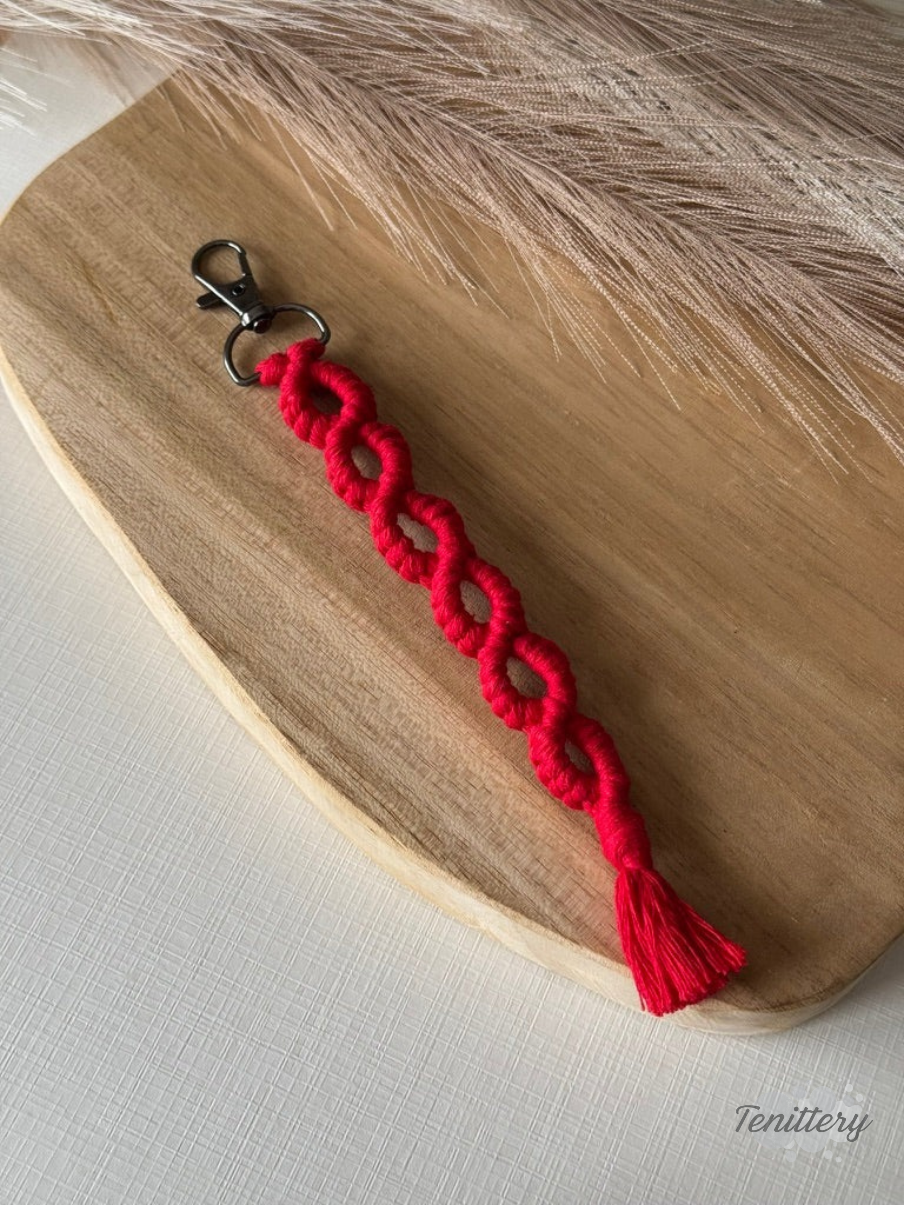 Macramé klíčenka Infinity Long v červené barvě.