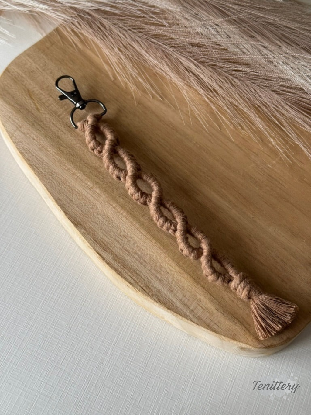 Macramé klíčenka Infinity Long v hnědé barvě.