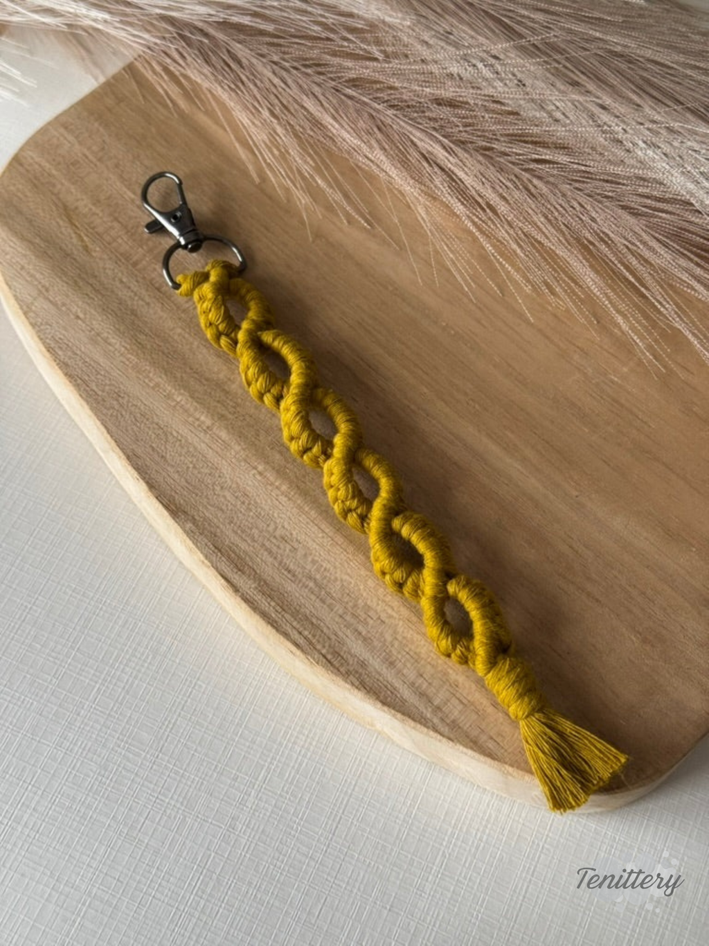 Macramé klíčenka Infinity Long v hořčicové barvě.