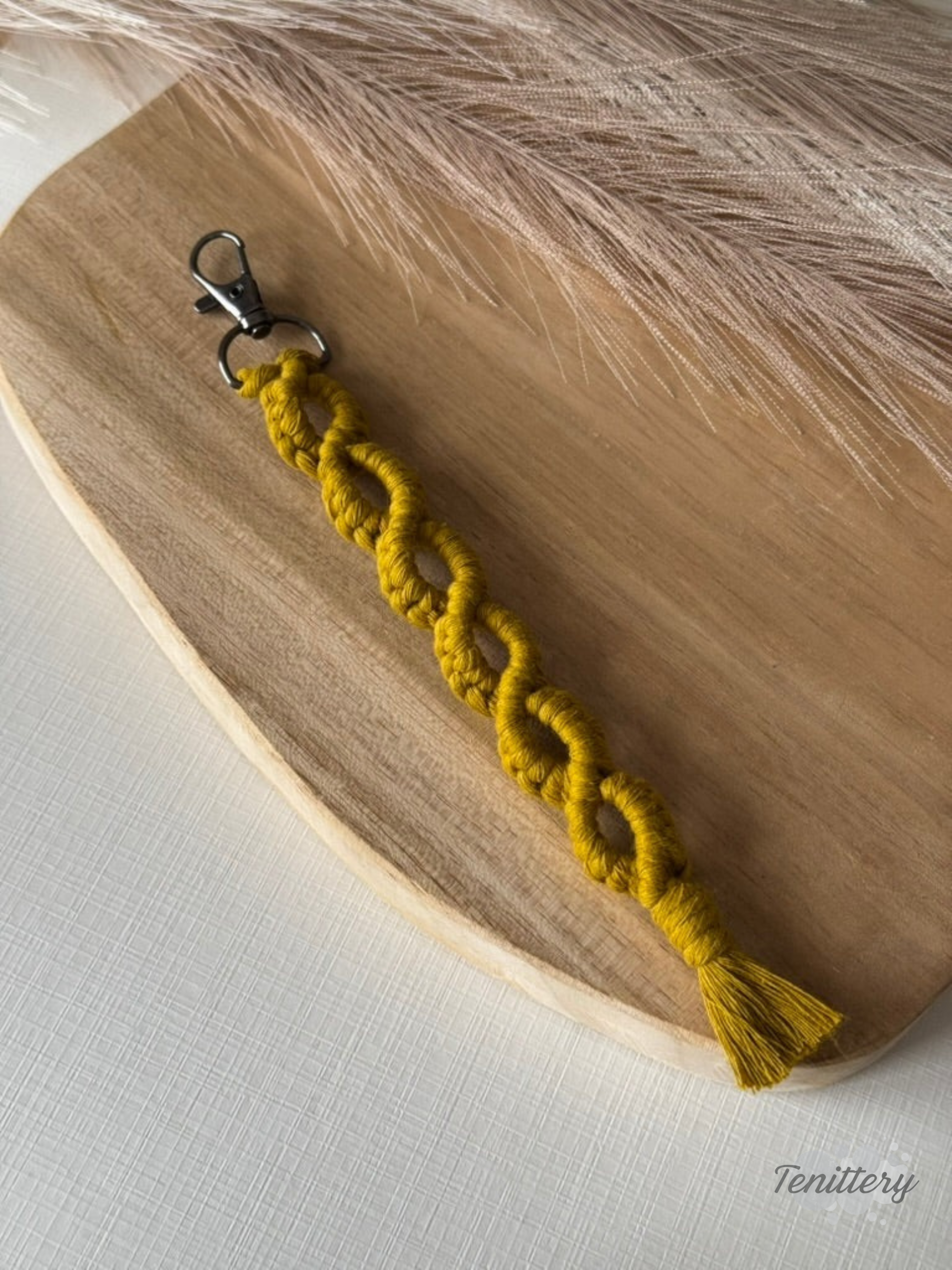 Macramé klíčenka Infinity Long v hořčicové barvě.