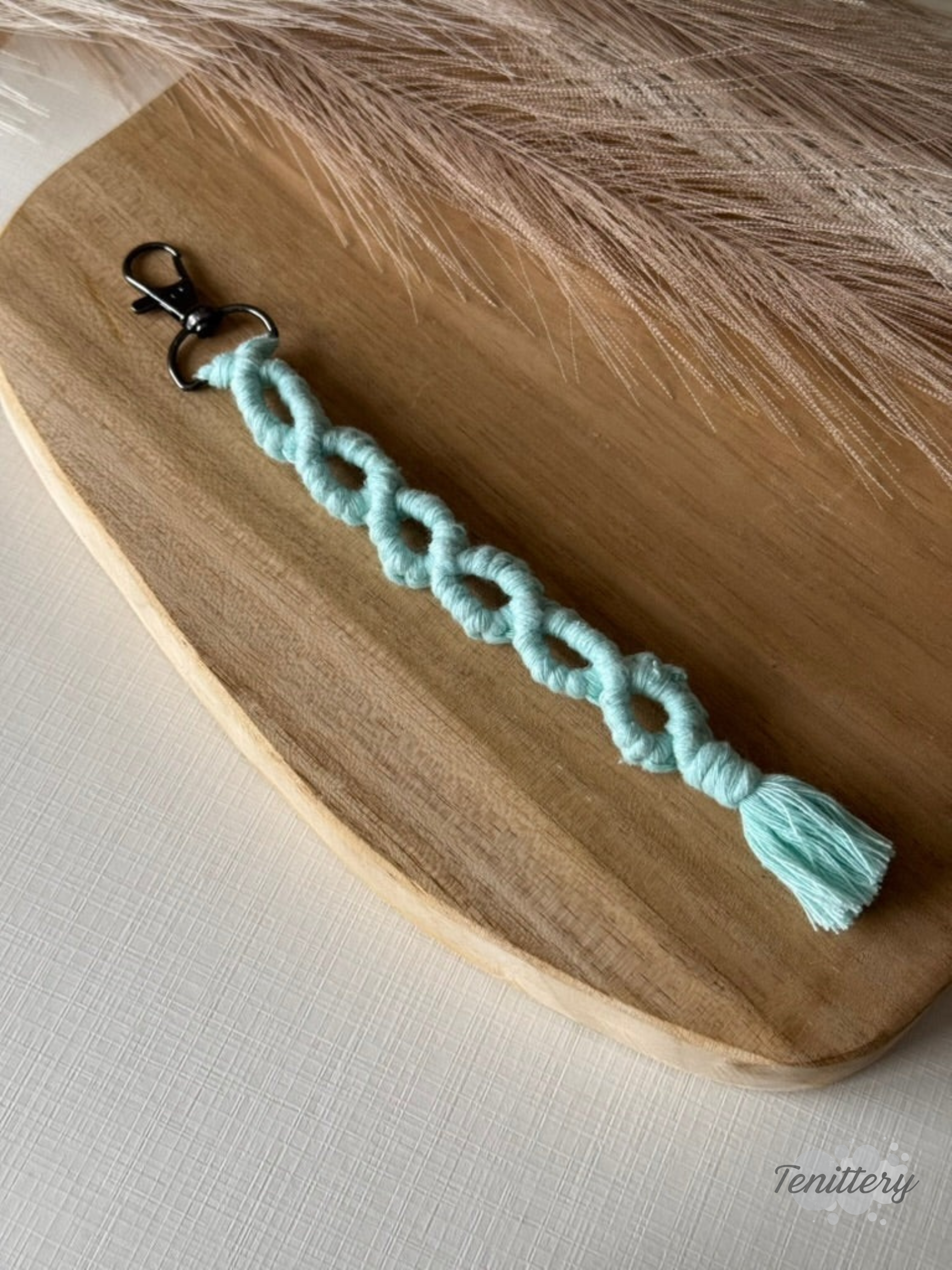 Macramé klíčenka Infinity Long v mentolové barvě.