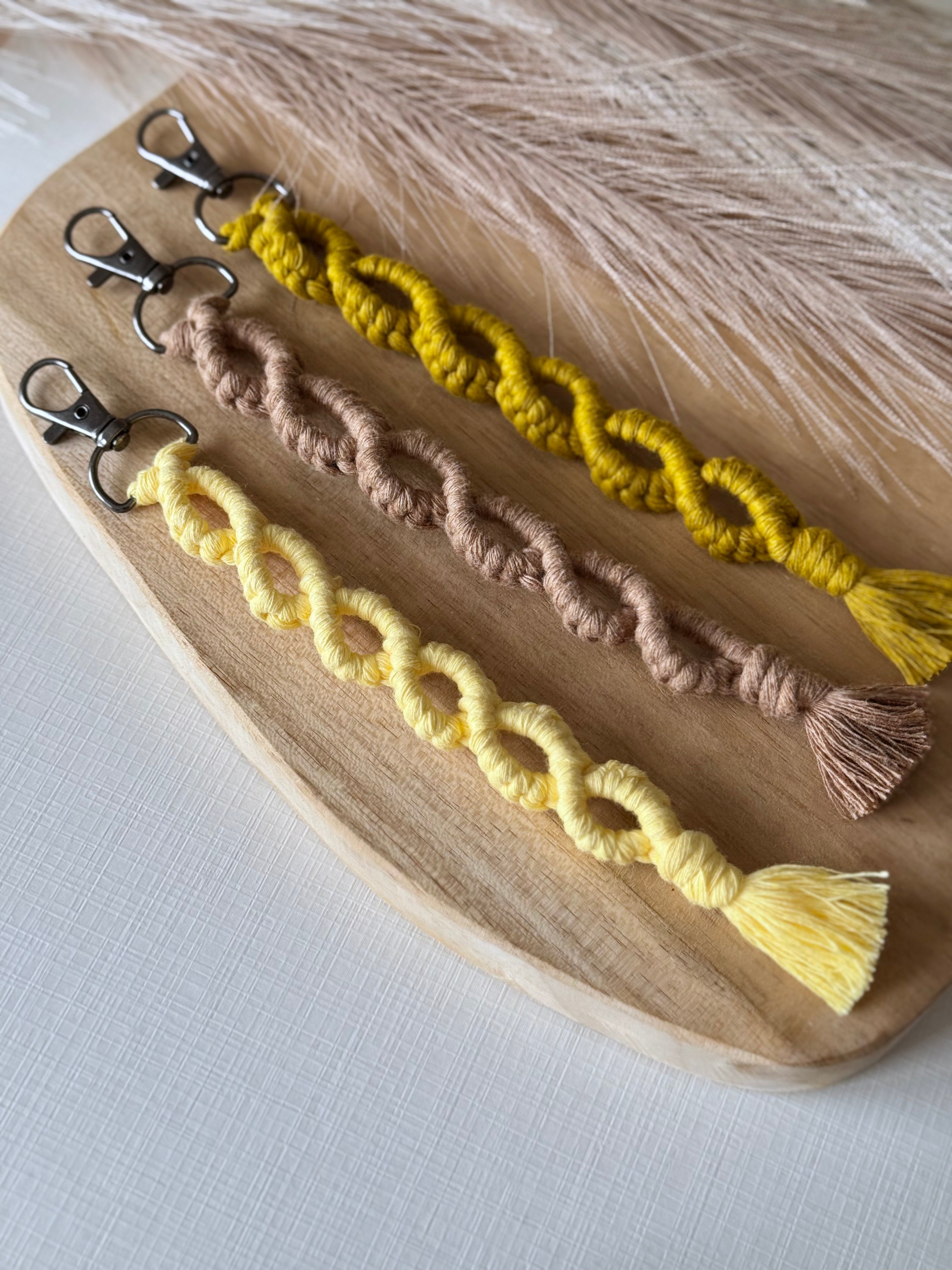 Macramé klíčenka Infinity Long v různých barvách.