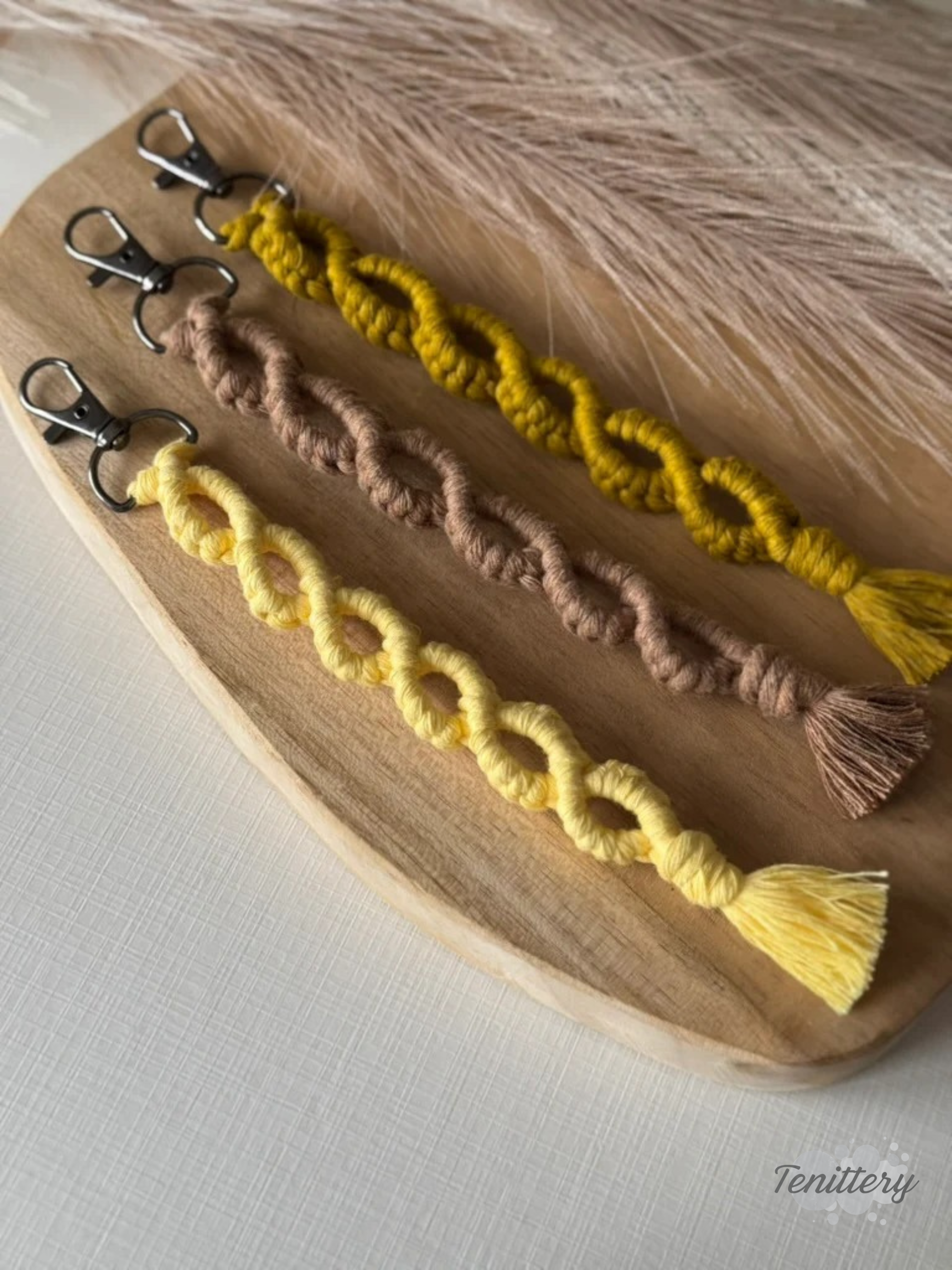 Macramé klíčenka Infinity Long v různých barvách.