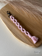 Macramé klíčenka Infinity Long ve světle růžové barvě.