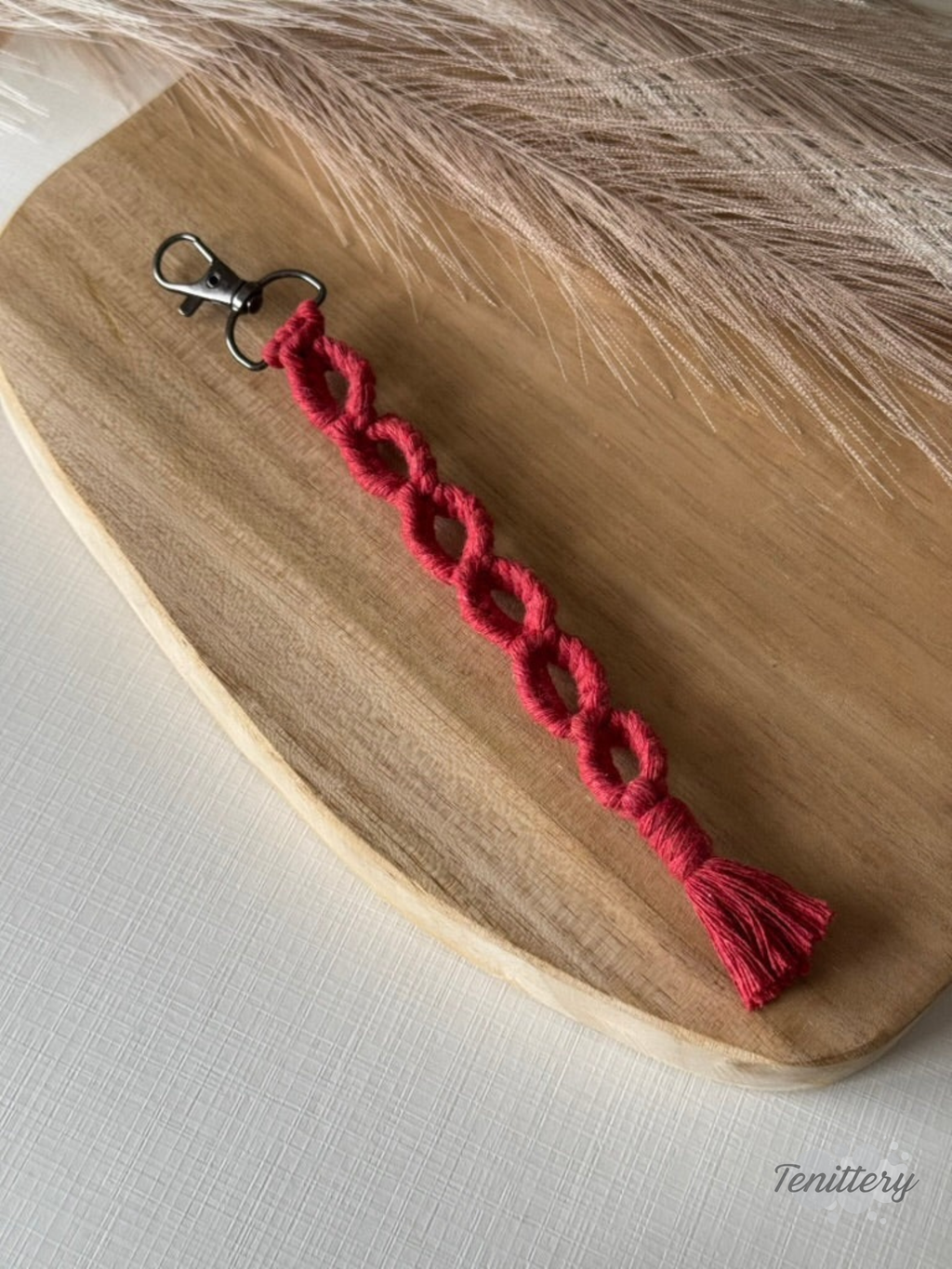Macramé klíčenka Infinity Long ve tmavě červené barvě.
