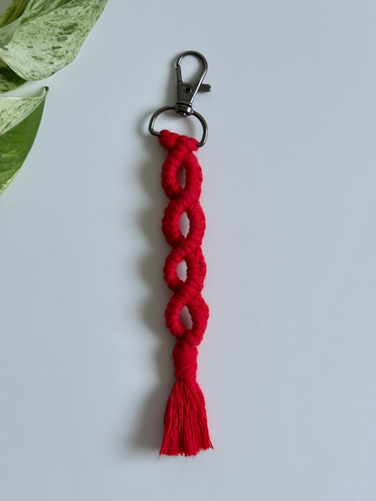 Macramé klíčenka Infinity Short v červené barvě.