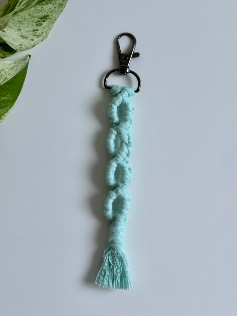 Macramé klíčenka Infinity Short v mentolové barvě.