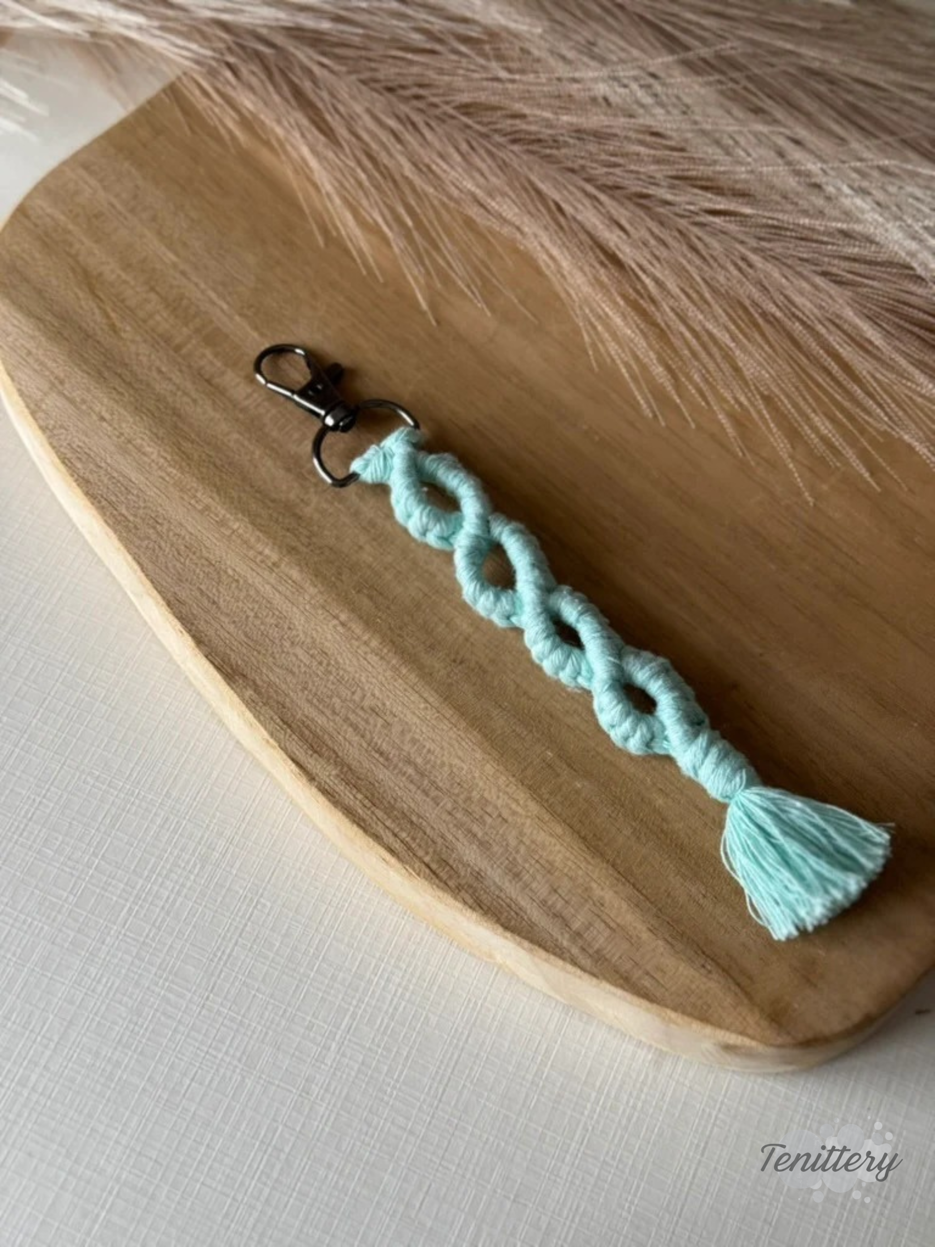 Macramé klíčenka Infinity Short v mentolové barvě.