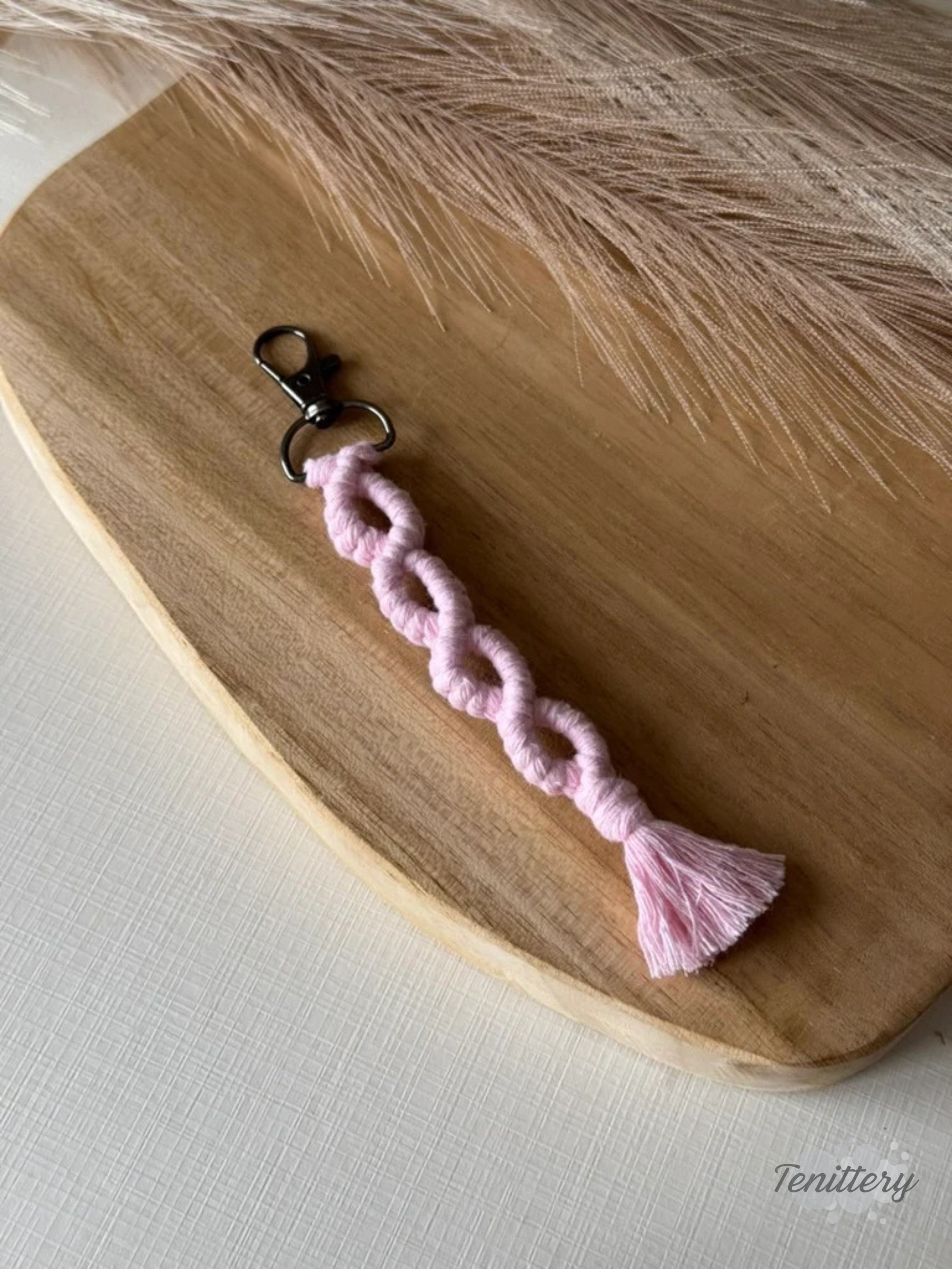 Macramé klíčenka Infinity Short ve světle růžové barvě.