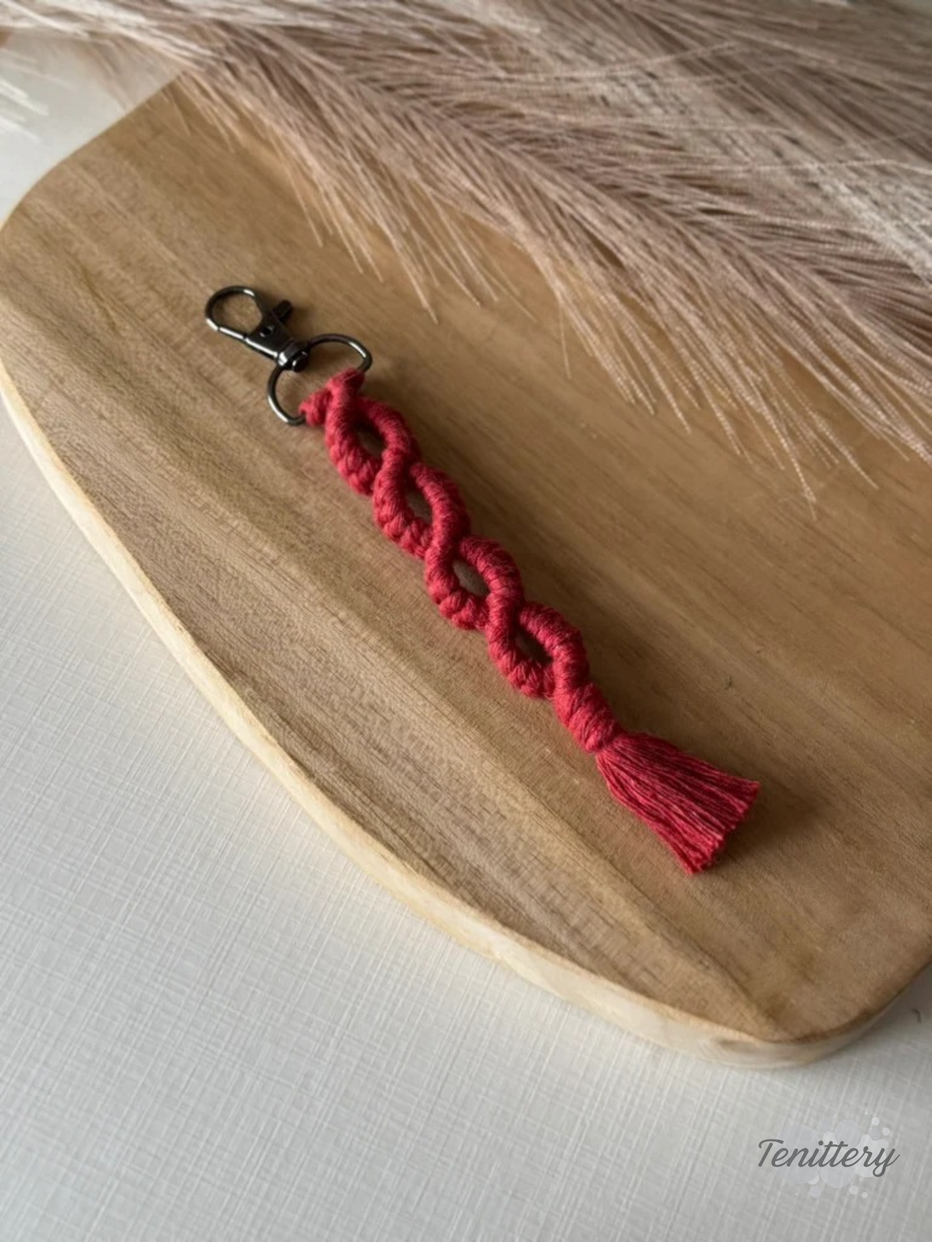 Macramé klíčenka Infinity Short ve tmavě červené barvě.