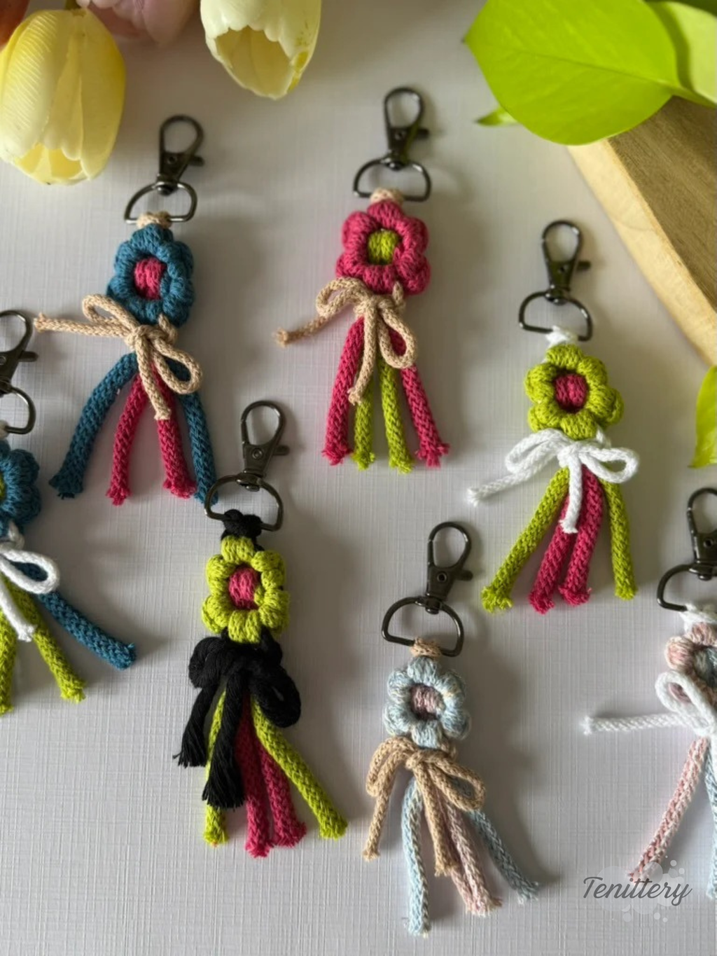 Macramé klíčenka Kytička v různých barvách.