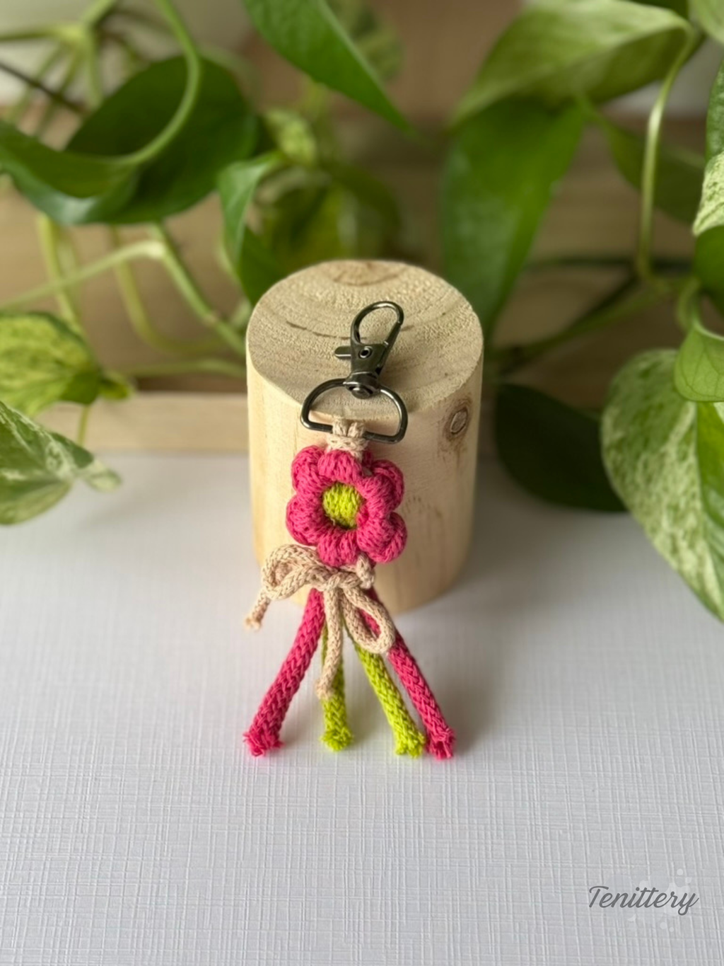Macramé klíčenka Kytička v růžové a světle zelené barvě s béžovou mašličkou.