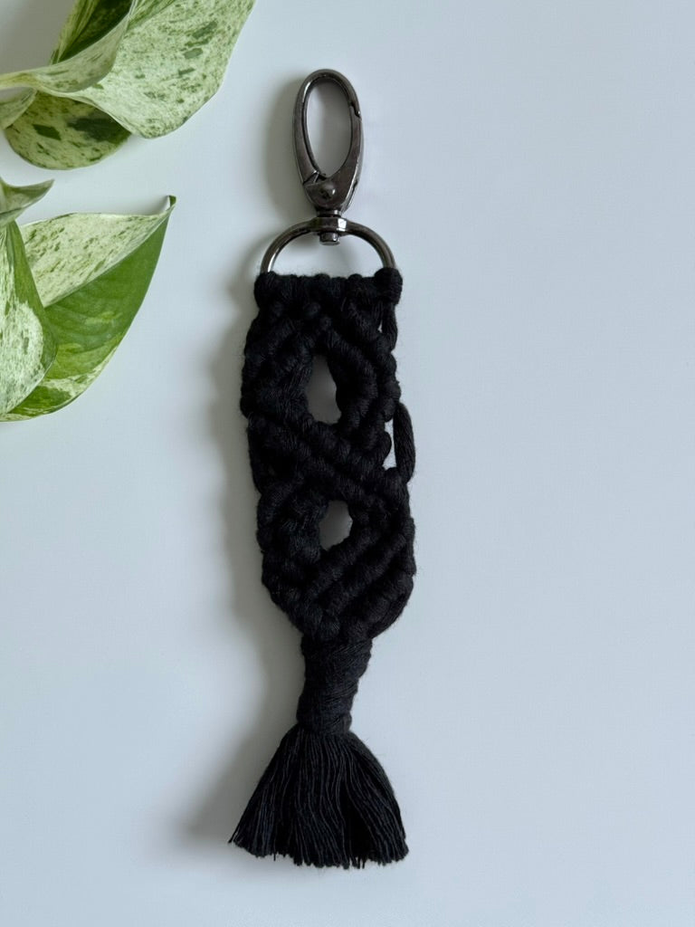 Macramé klíčenka Meda v černé barvě se silnější karabinou.