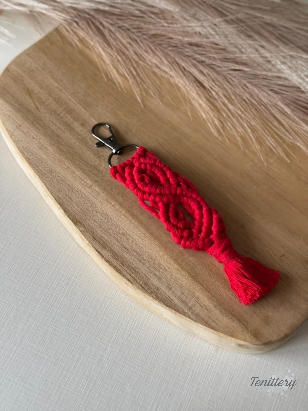 Macramé klíčenka Meda v červené barvě.