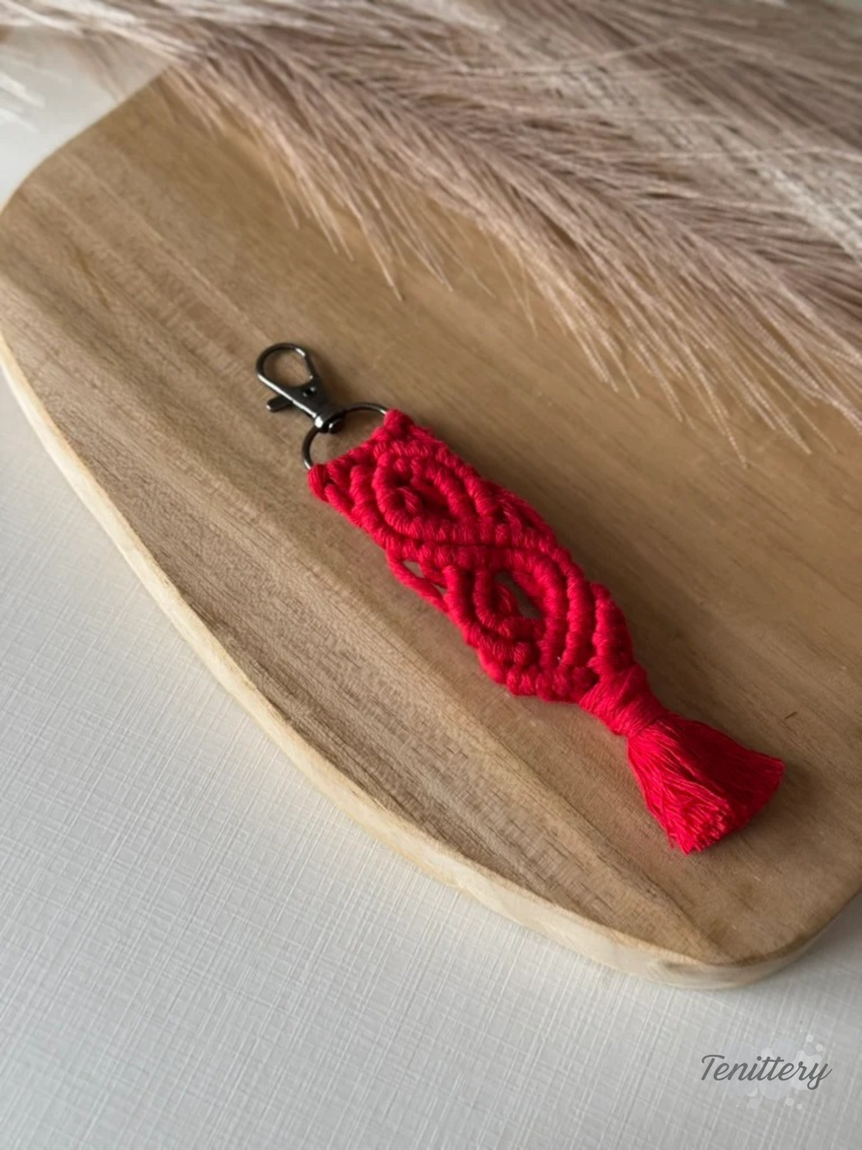 Macramé klíčenka Meda v červené barvě.