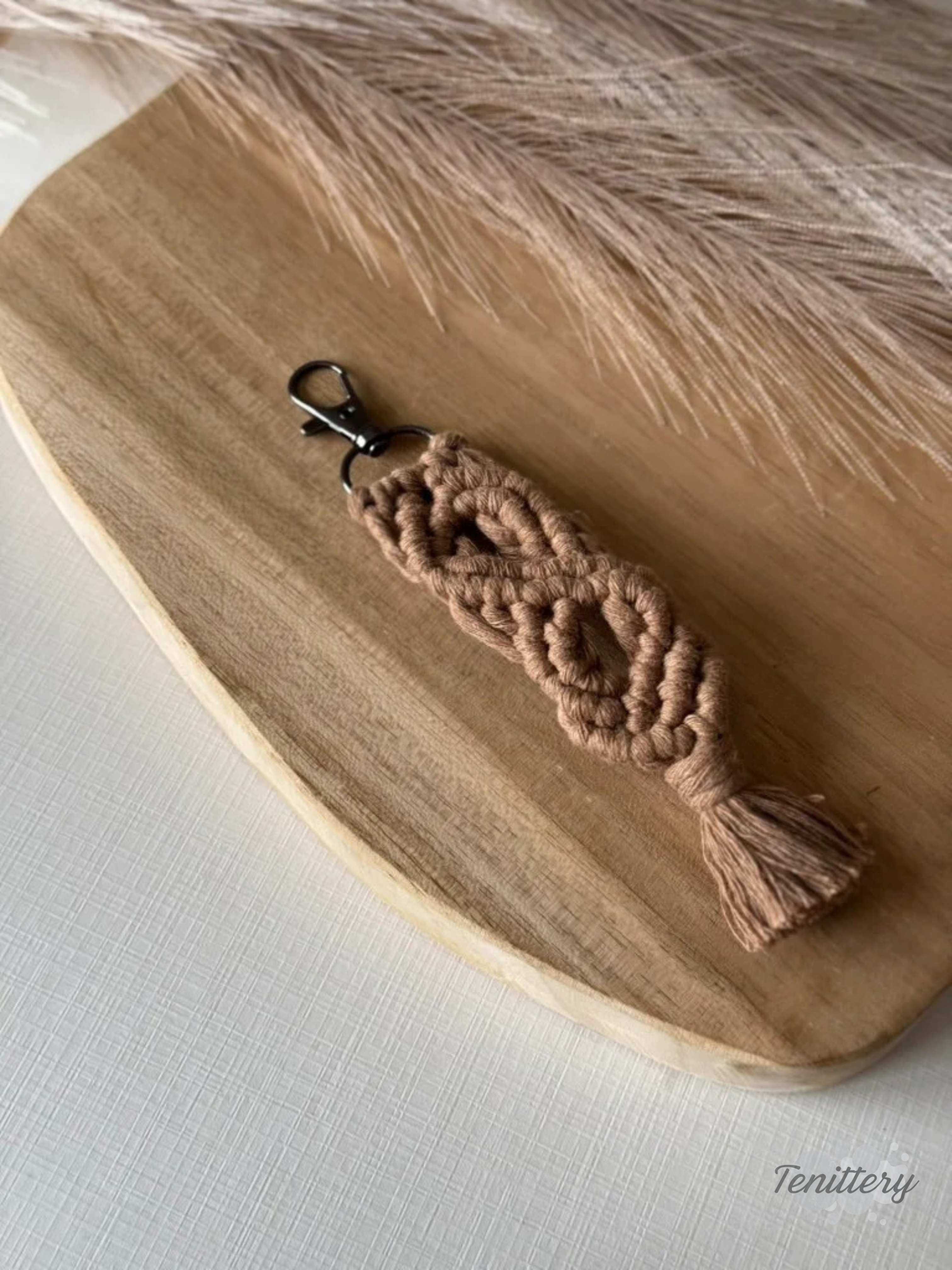 Macramé klíčenka Meda v hnědé barvě.