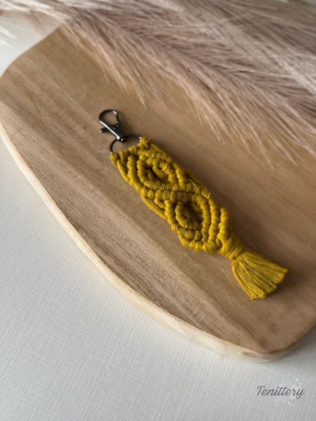 Macramé klíčenka Meda v hořčicové barvě.