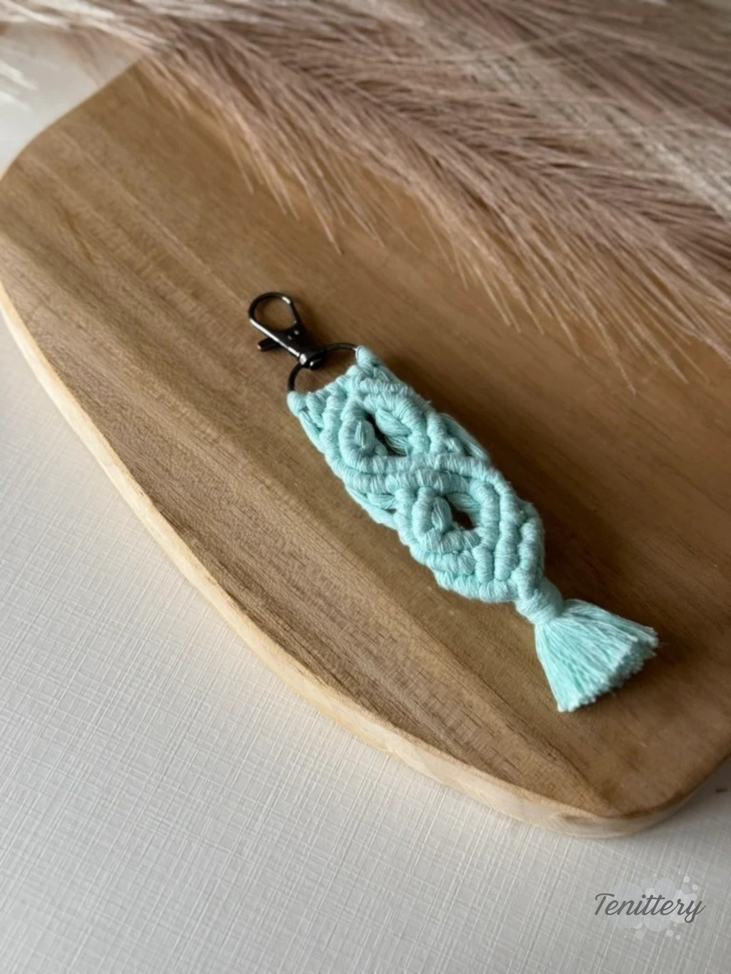 Macramé klíčenka Meda v mentolové barvě.