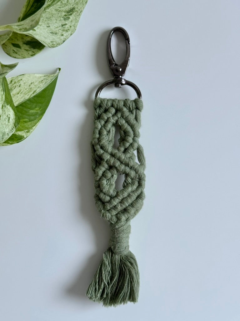 Macramé klíčenka Meda v olivové barvě se silnější karabinou.
