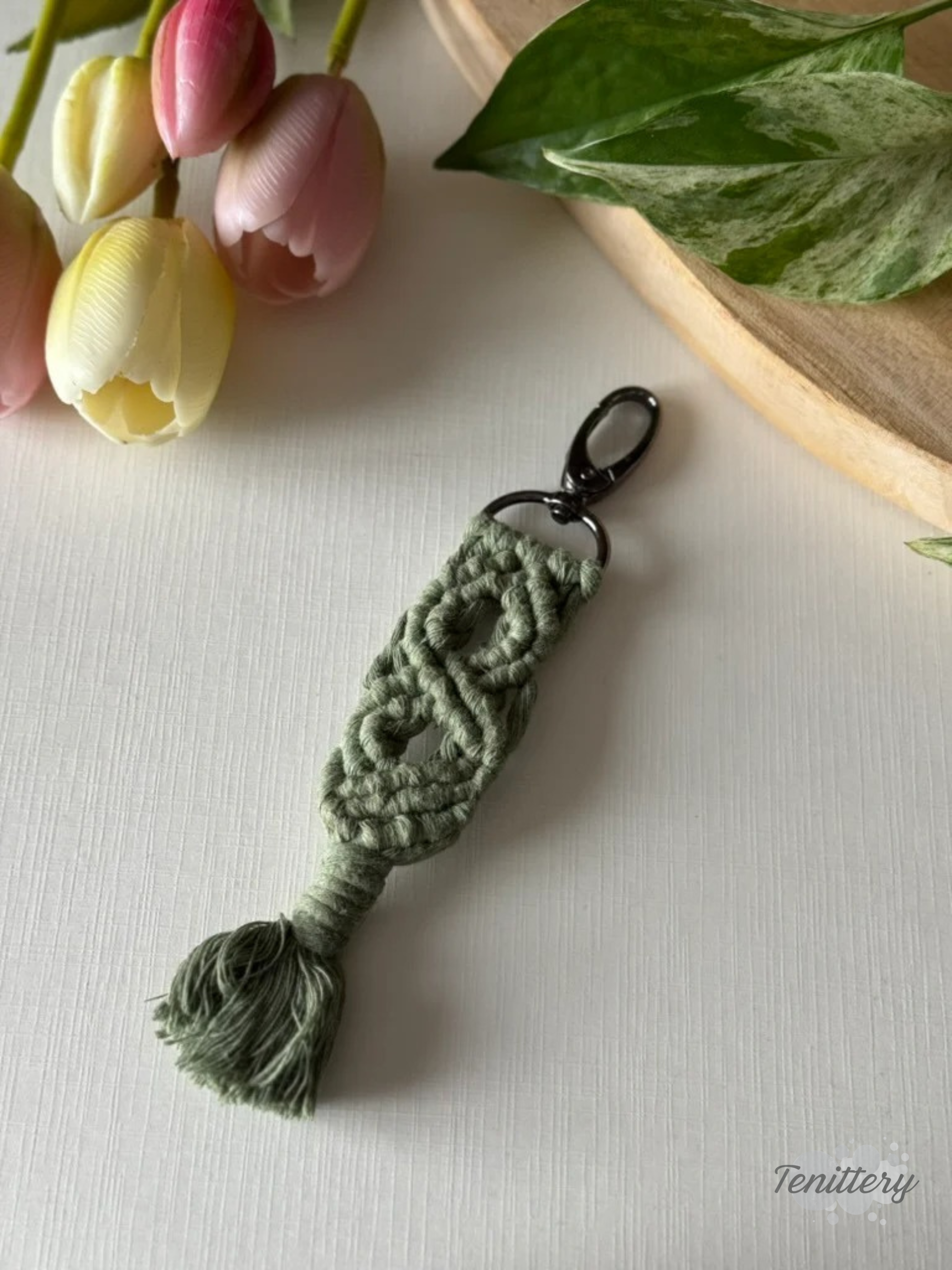 Macramé klíčenka Meda v olivové barvě se silnější karabinou.