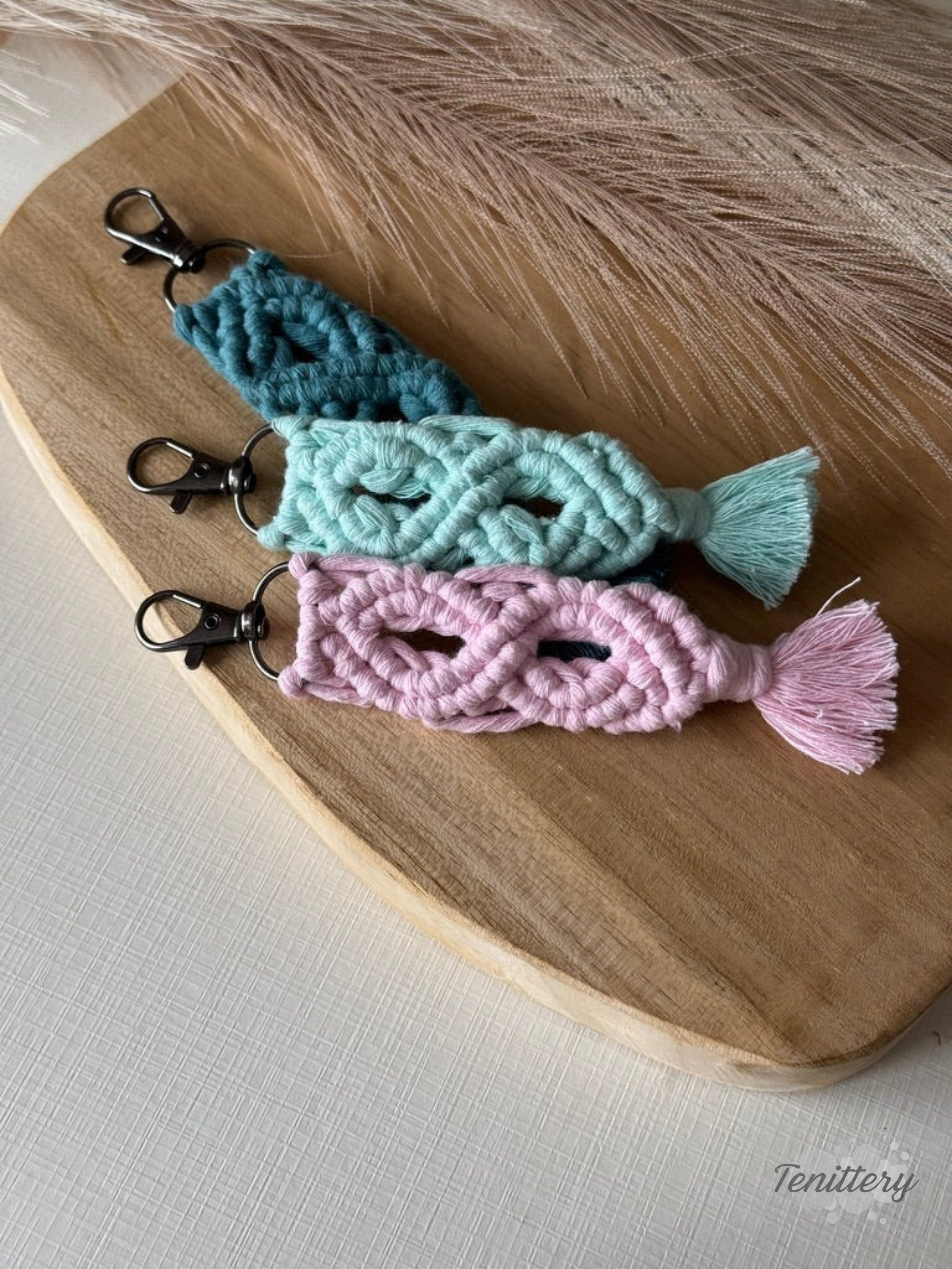 Macramé klíčenka Meda v různých barvách.